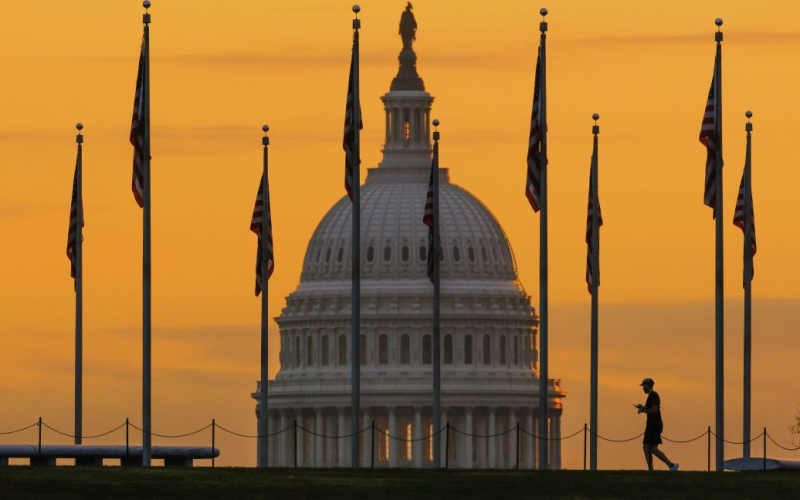 Kongress Die Vereinigten Staaten haben eine Einigung erzielt, die dazu beitragen wird, einen Shutdown zu verhindern: Details“ /></p>
<p><strong>Im US-Kongress wurde eine Einigung über die Finanzierung der Regierung im Jahr 2024 erzielt, die dazu beitragen wird, einen Shutdown zu verhindern Shutdown.</strong></p>
<p >Republikaner und Demokraten im US-Kongress haben eine Einigung über die Bundesausgaben im Jahr 2024 erzielt, um einen teilweisen Shutdown der Regierung zu verhindern.</p>
<p>Reuters schreibt darüber mit Bezug auf Sprecher des US-Repräsentantenhauses Mike Johnson.< /p></p>
<p>In der Gesamtzahl sind 886 Milliarden US-Dollar für Verteidigung und 704 Milliarden US-Dollar für Nichtverteidigungsausgaben enthalten.</p>
<p>Gleichzeitig US-Präsident Joe Biden sagte, dass dieses Projekt die Amerikaner näher daran bringt, „unnötige Regierungsschließungen zu verhindern und wichtige nationale Prioritäten zu schützen.“</p>
<p>„Es beseitigt tiefgreifende Kürzungen bei Programmen, auf die hart arbeitende Familien vertrauen, und bietet einen Weg zur Verabschiedung ganzjähriger Finanzierungsrechnungen.“ die im besten Interesse des amerikanischen Volkes sind und keine extremen politischen Maßnahmen beinhalten“, sagte der Chef des Weißen Hauses in einer Erklärung.</p>
<p>Zuvor hatte der Sprecher des Außenministeriums, Matthew Miller, gesagt, dass die Vereinigten Staaten dies tun würden Wir werden der Ukraine keine Militärhilfe in demselben Umfang leisten wie im Jahr 2022. 2023, aber das bedeutet nicht das Ende der amerikanischen Unterstützung.</p>
<h4>Verwandte Themen:</h4>
<p>Weitere Nachrichten</p>
<!-- relpost-thumb-wrapper --><div class=