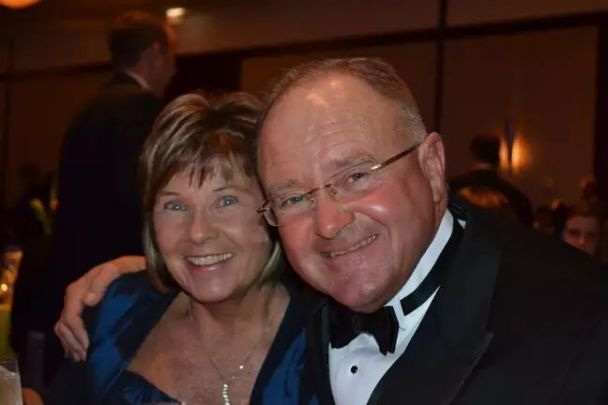 Die Das Ehepaar gewann nach dem Tod seiner Enkelin 180 Millionen US-Dollar und nutzte das Geld, um ein Heilmittel für ihre Krankheit zu finden.“ /></p>
<p>Ein Ehepaar aus Minnesota entschied ohne zu zögern, wie es seine Gewinne verwenden sollte, und gründete eine gemeinnützige Organisation um die Forschung zu finanzieren, um ein Heilmittel für die Krabbe-Krankheit zu finden.</p>
<p>Sie gaben 26,4 Millionen US-Dollar aus, um den sogenannten Rosenau Family Research Fund zu gründen, der Forschung finanziert und bedürftigen Familien hilft, die Kosten für medizinische Behandlung zu bezahlen.</p>
<p>Im Abschnitt „Unsere Geschichte“ auf der Website heißt es: „Als sie erkannten, dass sie die Möglichkeit hatten, den frühen Tod ihrer Enkelin zu beeinflussen und ihm einen Sinn zu geben, übernahm ihr Glaube die Oberhand. Sie wussten, dass ihr Lottogewinn kein Glück, sondern ein direkter Gewinn war.“ Botschaft Gottes über die Möglichkeit, Licht auf diese fast unsichtbare Krankheit zu werfen und in die Forschung zu investieren, um Behandlungen zu finden, damit keine Familie darunter leiden muss.“</p>
<p><img decoding=