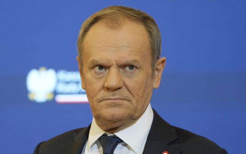 Russland könnte Europa in ein paar Jahren angreifen – Tusk“ /></p>
<p><strong>Tusk will „mobilisieren“ Die Europäische Union, damit Europa militärisch stärker ist als Russland.</strong></p>
<p>Russland könnte Europa in ein paar Jahren angreifen, wenn die europäischen Länder keine Schlussfolgerungen zur Umstrukturierung der russischen Wirtschaft auf Kriegsbasis ziehen und dies auch tun nicht die Fähigkeiten ihres verteidigungsindustriellen Komplexes stärken.</p>
<p>Dies wurde vom neuen Chef der polnischen Regierung, Donald Tusk, erklärt, berichtet Rzeczpospolita.</p>
<p>Tusk sagte das zusammen mit Polnisch Außenminister Radoslaw Sikorski hatte einen Appell an die EU-Länder vorbereitet, die Fähigkeiten des europäischen verteidigungsindustriellen Komplexes zu stärken.</p>
<p>„Nicht nur um einer möglichen schnellen Unterstützung der Ukraine willen. Nicht zuletzt, weil fast die Die gesamte russische Wirtschaft ist auf ein Kriegsaufrüstungssystem umgestiegen, und natürlich hinkt Europa hier weit hinterher. </p>
<p>Wir wollen alle verfügbaren diplomatischen Mittel mobilisieren und nutzen, um der gesamten EU klarzumachen, dass dies ohne ein radikal verbessertes System geschehen muss Mit militärischen Anstrengungen werden wir weit zurückbleiben, was eines bedeutet: Europa wird in den nächsten Jahren einem direkten russischen Angriff ausgesetzt sein.“ – Tusk warnte.</p>
<p>Seiner Meinung nach wird dies passieren, wenn Russland im Vorteil ist im militärischen Sinne offensichtlich. Deshalb muss Europa als Ganzes militärisch stärker sein als Russland. Nur so können die europäischen und polnischen Grenzen gesichert werden.</p>
<p>Tusk betonte, dass Europa aus strategischer Sicht das Ziel der russischen Aggression sei.</p>
<p>Wir erinnern daran, dass Donald Tusk gewählt wurde Premierminister Polens am 11. Dezember. In seiner Ansprache an polnische Parlamentarier erwähnte er wiederholt die Ukraine und versprach, unseren Staat zu unterstützen.</p>
<p>Am 14. Dezember führten Wladimir Selenskyj und Tusk zum ersten Mal ein Telefongespräch.</p>
<h4>Verwandt Themen:</h4>
<p>Weitere Neuigkeiten</p>
<!-- relpost-thumb-wrapper --><div class=