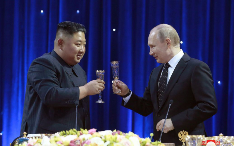 Russlands Versorgung mit Nordkoreanische Raketen: Pjöngjang gab eine Erklärung ab“ /></p>
<p><strong>Nordkorea beschuldigte die USA des Krieges in der Ukraine.</strong></p>
<p><strong>Nordkorea</stark bestreitet alle Aussagen über die Übergabe ballistischer Raketen an den Aggressor Russland für Angriffe auf die Ukraine. Pjöngjang hält solche Informationen für „unbegründet“.</p>
<p>Dies erklärte Nordkoreas UN-Vertreter Kim Song, berichtet die staatliche Nachrichtenagentur KCNA.</p>
<p>Ihm zufolge habe Nordkorea „nicht das Bedürfnis verspürt, sich zu jeder unbegründeten Anschuldigung der USA zu äußern“. Darüber hinaus erklärte Kim Song zynisch, dass die Vereinigten Staaten angeblich der Grund für den Krieg Russlands gegen die Ukraine seien. Der Diplomat wiederholte die Rhetorik von Rospropaganda, dass die „Ukrainische Krise“ durch die Konfrontationspolitik der Vereinigten Staaten und „einen Eingriff in die vernünftigen und fairen Sicherheitsinteressen Russlands“ entstanden sei. Sie sagen das, weil Washington sich „seiner Verantwortung“ für diesen Krieg „niemals entziehen“ wird.</p>
<p>Außerdem sagte Kim, dass die DVRK nichts mit dem Thema der Sitzung des UN-Sicherheitsrates am 10. Januar zu tun habe, wo sie diskutierte den Einsatz der Russischen Föderation, um Nordkoreaner in der Ukraine mit Raketen zu beschießen.</p>
<p>„Die USA haben die Demokratische Volksrepublik Korea angezogen, was nichts mit der Diskussion der Tagesordnungspunkte zu tun hat. Dies ist ein klarer Ausdruck ihrer misslichen Lage und zeigt nur ihre unzureichende Macht und Mittel in der strategischen Konfrontation mit Russland“, sagte Kim Song sagte.</p>
<p> < p>Der nordkoreanische Politiker betonte, dass die Beziehungen zwischen Pjöngjang und Moskau „legitime Beziehungen zwischen unabhängigen souveränen Staaten sind … basierend auf der Achtung des Gleichheitsgrundsatzes und des Rechts auf Selbstbestimmung.“< /p> </p>
<h2><strong>Raketen aus Nordkorea für die Russische Föderation</strong ></h2>
<p>Der Sprecher des Nationalen Sicherheitsrates des Weißen Hauses, John Kirby, sagte unter Berufung auf freigegebene Geheimdienstdaten, dass Russland Raketen aus Nordkorea für einen massiven Luftangriff eingesetzt habe. Er bezeichnete die Waffenlieferungen Pjöngjangs an die Russische Föderation als „bedeutsam und alarmierend“. Eskalation.” Daraufhin beriefen die Vereinigten Staaten am 10. Januar den UN-Sicherheitsrat ein.</p>
<p>Das Büro des Präsidenten <strong>kommentierte zu den Informationen über die Lieferung nordkoreanischer Raketen an Russland.</strong> Demnach Nach Meinung von Michail Podolyak maskiert Moskau seine Absichten vor dem Hintergrund des Abschlusses von Abkommen mit Pjöngjang und Teheran nicht länger mit der mythischen „Entnazifizierung“. Die „acht Übel“ seien noch nie so offensichtlich gewesen, stellt er fest.</p>
<p>Sky News schreibt unter Berufung auf eine Erklärung Südkoreas, dass <strong>Nordkorea die Ukraine als Atomteststandort nutzt</strong> für seine Waffen, die eine Atomladung tragen können.</p>
<p>Südkorea berichtet außerdem, dass <strong>Nordkorea möglicherweise die Feststoffrakete KN-23 an Russland verkauft.</strong> Dieser neue Waffentyp ähnelt in seinen Eigenschaften der Iskander – es handelt sich um eine ballistische Kurzstreckenrakete.</p>
<h4>Verwandte Themen:</h4>
<p>Weitere Neuigkeiten</p>
<!-- relpost-thumb-wrapper --><div class=