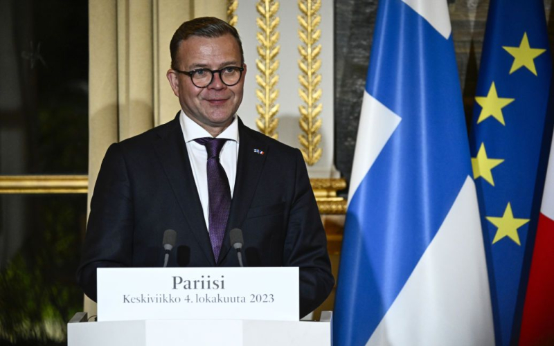 &quot „Schlafen Sie friedlich“: Finnland ist auf eine mögliche russische Aggression vorbereitet.“ /></p>
<p><strong>Der finnische Premierminister ist der Ansicht, dass Europa seine ehrgeizige militärische Unterstützung für die Ukraine fortsetzen sollte.</strong></p>
<p>< p >Der finnische Ministerpräsident Petteri Orpo versichert, dass sich sein Land sicher fühle, weil es auf verschiedene Szenarien im Zusammenhang mit einer möglichen russischen Aggression gut vorbereitet sei.</p>
<p>Er sprach darüber am Freitag, 19. Januar, auf einer Pressekonferenz mit EU-Kommissionspräsidentin Ursula von der Leyen und dem schwedischen Ministerpräsidenten Ulf Kristersson</p>
<p>„In Finnland schlafen wir nachts gut, wir sind gut vorbereitet. Allerdings müssen auch alle EU- und NATO-Staaten auf alle möglichen Szenarien vorbereitet sein.“ „, sagte er.</p>
<p>Premierminister Orpo betonte auch, dass Europa seine ehrgeizige militärische Unterstützung für die Ukraine fortsetzen müsse. Er wies auch darauf hin, dass eine Entscheidung über das geplante Paket zur wirtschaftlichen Unterstützung der Ukraine schnell getroffen werden müsse.</p>
<p>„Wir müssen auch die Kapazität der europäischen Verteidigungsindustrie erhöhen und die Munitionsproduktion steigern“, so der Finne Premierminister betonte.</p>
<p>Der finnische Regierungschef ist der Ansicht, dass Investitionen in die europäische Sicherheit im Mittelpunkt der EU-Programme für 2024-2029 stehen sollten.</p>
<p>Erinnern Sie sich daran, dass der frühere russische Präsident Wladimir Putin die NATO beschuldigt hat Finnland in das Bündnis zu „ziehen“ und versprach, russische Truppen an die Grenze zu diesem Land zu schicken.</p>
<h4>Ähnliche Themen:</h4>
<p>Weitere Nachrichten</p>
<!-- relpost-thumb-wrapper --><div class=