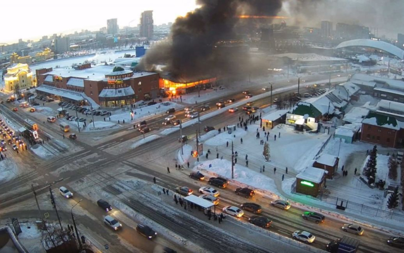 B Der größte Markt im Zentrum des russischen Tscheljabinsk fing Feuer: Video