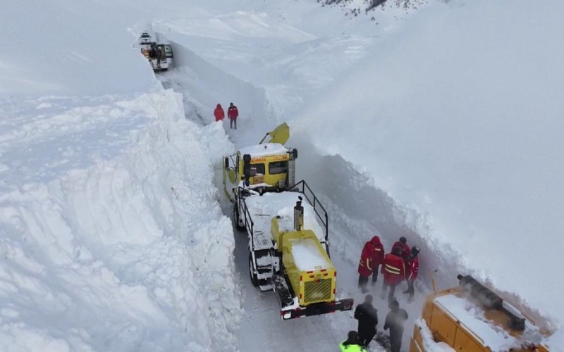 B In China sind etwa 1.000 Menschen aufgrund von Schneestürmen blockiert. /></p>
<p><strong>Eine Reihe von Lawinen, die infolge tagelanger starker Schneefälle auftraten, verschütteten 6 km Straßen.</strong>< /p></p>
<p >Im Uigurischen Autonomen Gebiet Xinjiang in China wurden nach einer Lawine etwa 1.000 Touristen im abgelegenen Ferienort Hemu eingeschlossen. Die Evakuierung wird durch schneebedeckte Straßen und wechselhaftes Wetter erschwert.</p>
<p>Dies wird von Reuters berichtet.</p>
<p>Die Straße zum Dorf Hemu, nahe der Grenze zu Kasachstan, Russland und der Mongolei, ist seit mehreren Tagen durch Lawinen blockiert. Das Dorf liegt in der Präfektur Altai in Xinjiang, wo in einigen Gebieten 10 Tage lang ununterbrochener Schneefall anhielt.</p>
<p>Starker Schneefall verursachte Dutzende Lawinen entlang wichtiger Autobahnen im Altai-Gebirge.</p>
<p>Einige Touristen wurden per Hubschrauber an einen sicheren Ort evakuiert.</p>
<p>Laut lokalen Medien beträgt die Schneehöhe an manchen Orten sieben Meter, an anderen übersteigt sie die Höhe der Schneeräumgeräte.</p>
<p >Vor einer Woche haben die Räumungsarbeiten für einen 50 Kilometer langen, schneebedeckten Straßenabschnitt begonnen.</p>
<p>Rettungs- und Schneeräumungsmaßnahmen werden durch mit Schnee vermischte Steine, Trümmer und Äste erschwert. Retter nutzen Paddel und Bagger, um Straßen freizumachen.</p>
<p>Da sich das Wetter in Berggebieten schnell ändert, war auch das Zeitfenster für Einsätze zur Versorgung eingeschlossener Menschen mit Nahrungsmitteln eng.</p>
<p>CCTV berichtete am Am Dienstagmorgen, dem 16. Januar, konnte ein Militärhubschrauber, der Mehl und Treibstoff nach Ham liefern sollte, wetterbedingt nicht starten.</p>
<p>„Diese Lawinensituation ist etwas Besonderes, wir haben schon einmal so starken Schneefall gesehen.“ , aber wir haben noch nie eine solche Häufigkeit von Lawinen gesehen“, sagte Zhao Jinsheng, Leiter des Highway Management Bureau.</p>
<p>Er fügte außerdem hinzu, dass die Arbeiten zur Räumung der Straßen zur Wiederherstellung des Zugangs zum Dorf Hemu noch andauern werden Einige Zeit dauerte es, da es auf den letzten vier Kilometern der Straße viel Schnee gab.</p>
<p>Denken Sie daran, dass <strong>in Island ein Vulkanausbruch begann – Bewohner einer der Städte wurden evakuiert (Foto, Video) .</strong></p>
<h4>Ähnliche Themen:</h4>
<p>Weitere Neuigkeiten</p>
<!-- relpost-thumb-wrapper --><div class=