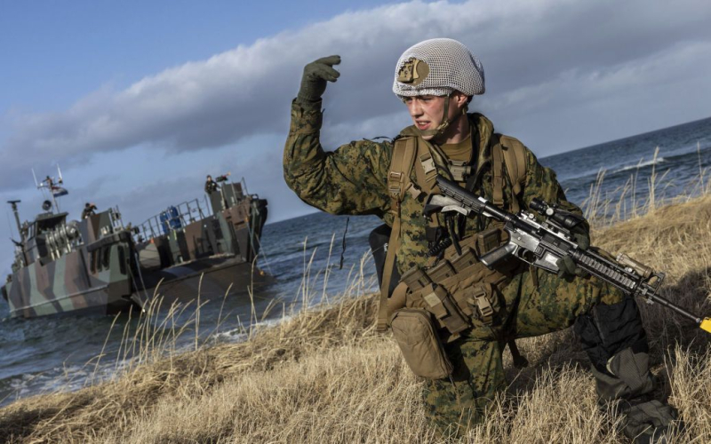 Möglich Krieg zwischen der Russischen Föderation und der NATO: Ein Militärexperte beschrieb die Szenarien“ /></p>
<p><strong>Hybride Gefahren für die baltischen Staaten und Polen gelten als durchaus realistisch.</strong></p>
<p >Der militärpolitische Beobachter der Informationswiderstandsgruppe Alexander Kowalenko glaubt, dass das in der Bild-Publikation beschriebene schreckliche Szenario über einen Krieg zwischen der NATO und der Russischen Föderation in den Jahren 2024-2025 nicht eintreten wird, Russland aber den „hybriden Krieg“ fortsetzen wird.< /p> </p>
<p >Er sprach darüber für die aserbaidschanische Publikation Minval.az.</p>
<p>Seiner Meinung nach verfügt Russland nicht über genügend Ressourcen, um NATO-Länder anzugreifen.</p>
<p>„Heute dort Es gibt 462.000 Soldaten, ausgerüstet mit etwas mehr als 2.800 Panzern, 6.800 gepanzerten Kampffahrzeugen, 4.600 Kanonenartilleriegeschützen und mehr als 1.000 MLRS. Auf den ersten Blick ist dies ein kolossales Potenzial, aber nur auf den ersten Blick. Tatsächlich ist dies ein schrecklicher Mangel an Truppen“, schrieb er.</p>
<p >Kowalenko wies darauf hin, dass die russische Armee in den zwei Jahren eines umfassenden Krieges in der Ukraine Zehntausende Ausrüstungsgegenstände verloren habe und dass ihr militärisch-industrieller Komplex jetzt Schwierigkeiten habe, die täglichen, wöchentlichen und monatlichen Verluste auszugleichen, da er nicht in der Lage sei die in der BD-Zone stationierten Einheiten vollständig zu besetzen.</p>
<h2><strong>Was sind die möglichen Szenarien einer russischen Aggression</strong></h2>
<p>Nach Expertenannahmen wird <strong>Russland dies tun setzt seine Offensive in der Ukraine bis zum Jahr 2024 fort</strong>. Im Sommer werden die Feindseligkeiten in eine Betriebspause geraten, im Herbst jedoch intensiviert. Aber zurück zur Frage der Wirksamkeit solcher Offensiven: Sie werden keinen eklatanten Unterschied zum Besseren haben, sondern höchstwahrscheinlich genau das Gegenteil.</p>
<p>Hybride Bedrohungen für die baltischen Staaten und Polen werden ebenfalls in Betracht gezogen völlig realistisch.</p>
<p>Auch hybride Gefahren für die baltischen Staaten und Polen gelten als völlig realistisch.</strong> Allerdings handelt es sich seiner Meinung nach nicht um eine offene Form der Invasion. Er ist zuversichtlich, dass die russische Armee im Jahr 2025 noch stärker geschwächt sein wird als in den Jahren 2023 und 2024.</p>
<p>„Die Ukraine führt jetzt einen Zermürbungskrieg der Besatzungstruppen, und das erlaubt dem russischen militärisch-industriellen Komplex nicht, anteilig Truppen bereitzustellen, ganz zu schweigen von der Bildung neuer voll ausgerüsteter Einheiten. Und einen offenen Krieg gegen die NATO<strong>.“ „Für Russland im Jahr 2025 wäre das im Allgemeinen Selbstmord.“</strong >“, glaubt er.</p>
<p>Ein weiteres Szenario, das die Russen gerne umsetzen würden und auch umgesetzt haben, wenn es nicht die Streitkräfte der Ukraine gegeben hätte.</p>
<p>Er erinnerte daran, dass laut NATO-Invasionsszenario nach der „Eroberung“ der Ukraine in einer extrem kurzen Zeitspanne von 72 Stunden bis drei Wochen Putin einen Zwangsmarsch russischer Truppen aus Grodno und Lida durchführen sollte Richtung Alytus und Maryampoly vom Ausgang über Vilkaviskis in die Region Kaliningrad. Dem russischen Kommando wurden 48 Stunden für die Operation zum Bau eines Landkorridors gegeben.</p>
<p>„Moskau glaubte nicht, dass die NATO Artikel 5 der kollektiven Sicherheit anwenden und vor 48 Stunden mit dem Kampf für Litauen beginnen würde. Die Russen hingegen würden das tun.“ Spielen Sie auf Zeit und erklären Sie auf dem UN-Podium und auf verschiedenen Plattformen, dass es sich nicht um eine Invasion handelt, sondern um die Notwendigkeit, einen humanitären Landkorridor in die Region Kaliningrad zu schaffen. Aber in der Ukraine lief für die Russen nicht alles nach „Plan“. Anstelle von drei Tagen oder drei Wochen steckten sie bereits im zweiten Jahr in hartnäckigen Kämpfen“, schrieb Kovalenko.</p>
<p>Wir erinnern uns daran, dass amerikanische Analysten die Realität des russischen Angriffs auf die NATO beurteilten, wie es im Artikel der deutschen Veröffentlichung heißt .</p>
<p><strong>Wichtige Nachrichten für heute</strong></p>
<h4>Ähnliche Themen:</h4>
<p>Weitere Nachrichten</p>
<!-- relpost-thumb-wrapper --><div class=