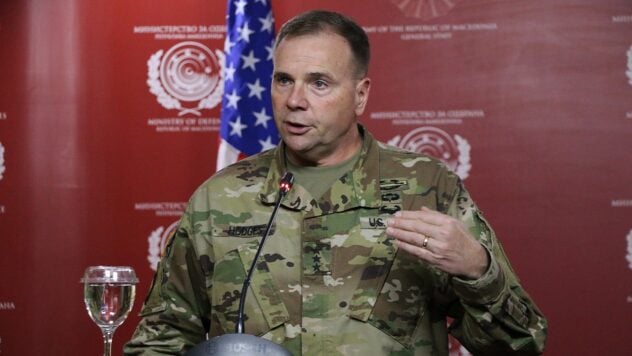 Dies ist kein Schönheitswettbewerb: Hodges begrüßte den Wechsel des Oberbefehlshabers in der Ukraine an Syrsky“ /></p >
<p>Der ehemalige Kommandeur der US-Armee in Europa, Ben Hodges, glaubt, dass die Ablösung der obersten militärischen Führung in der Ukraine für Präsident Wladimir Selenskyj eine schwierige Entscheidung war.</p>
<p>General Valery Zaluzhny , der den Posten des Oberbefehlshabers der Streitkräfte der Ukraine verließ, war ein effektiver Befehlshaber, der von Soldaten, der Gesellschaft und westlichen Verbündeten respektiert wurde.</p>
<blockquote>
<p>– Allerdings ist der Präsident für alles verantwortlich, und das ist sein Vorrecht — insbesondere in einer demokratischen Gesellschaft: einen Kommandanten in der Lage zu haben, der seiner Meinung nach der Ukraine die größten Siegchancen gibt, — Hodges glaubt.</p>
</blockquote>
<p>Deshalb, fährt der pensionierte Offizier der US-Armee fort, habe sich der ukrainische Führer für Generaloberst Alexander Syrsky entschieden. Laut dem General wird Syrskys Ernennung eine unangenehme Überraschung für die Eindringlinge auf dem Schlachtfeld sein.</p>
<p>Jetzt zuschauen </p>
<p>– Dies ist kein Schönheitswettbewerb oder Beliebtheitswettbewerb. Der Präsident wählte den Befehlshaber, den er für diese Kriegsphase für geeigneter hielt. „Er (Syrsky — ungefähr) ist ein Kämpfer, er hat Erfahrung, er ist hart, und ich denke, dass die Russen überhaupt nicht glücklich sind, einen weiteren herausragenden Befehlshaber an der Spitze der Streitkräfte der Ukraine zu sehen“, sagte Hodges abgeschlossen.</p>
<p>< /p> </p>
<h2>Ernennung von Syrsky zum neuen Oberbefehlshaber</h2>
<p>Am 8. Februar unterzeichnete Präsident Selenskyj Dekrete, nach denen er Valery Zaluzhny aus dem Amt entfernte seinen Posten als Oberbefehlshaber der Streitkräfte der Ukraine und ernannte Generaloberst Alexander Syrsky zu diesem Posten.</p>
<p >Zuvor führte das Staatsoberhaupt Dutzende Gespräche mit Kommandeuren auf verschiedenen Ebenen.</p>
<p>Selensky wies darauf hin, dass die Armee über ein wirksames Rotationssystem verfügen sollte und dass die Erfahrungen einzelner Kampfbrigaden der Streitkräfte der Ukraine und Einheiten des Staatsgrenzdienstes, sofern ein solches System existiert, als Grundlage herangezogen werden können . System.</p>
<p>Außerdem besteht nach Ansicht des Präsidenten Bedarf an einer offensichtlichen Verbesserung der Qualität der Ausbildung von Soldaten – nur ausgebildeten Soldaten in der ersten Reihe.</p>
<p>Darüber hinaus , sagte Selenskyj, dass in der Struktur der Streitkräfte der Ukraine eine neue Art von Streitkräften geschaffen werde – Streitkräfte unbemannter Systeme.</p>
</p></p>
<!-- relpost-thumb-wrapper --><div class=