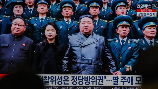 Der Führer der DVRK sagte, er habe das „gesetzliche Recht“, Südkorea zu zerstören“ /> </p>
<p>Der Führer Nordkoreas<strong>Kim Jong-un</strong> sagte, er habe angeblich das „gesetzliche Recht“, Südkorea zerstören und fügte hinzu, dass Pjöngjang keine Verhandlungen mit Seoul führen werde.</p>
<p>Bloomberg schreibt darüber unter Berufung auf einen Bericht der KCNA Central News Agency.</p>
<p>Kim und seine Tochter besuchten das Verteidigungsministerium der Demokratischen Volksrepublik Korea, um den Jahrestag der Gründung der Armee zu feiern. Südkorea hat die Kooperationsbemühungen Pjöngjangs zurückgewiesen und versucht angeblich, seinen Nachbarn zu absorbieren.</p>
<p>Jetzt beobachtet man </p>
<p>Deshalb wäre es laut dem Führer der DVRK <strong>richtig, Südkorea anzurufen</strong> „Der Hauptfeind“ und angesichts dieser „Legitimität“ kann er jederzeit angegriffen und zerstört werden.</p>
<p>In seiner Rede <strong>forderte die Mitarbeiter auf, auf den Krieg vorbereitet zu sein, um die Armee in voller Kampfbereitschaft zu halten und militärische Fähigkeiten aufzubauen, um sich im Falle eines Krieges mit Seoul einen Vorteil zu verschaffen.</p>
<p>Obwohl das nordkoreanische Regime operiert Kims Launen, Gesetze bilden eine formelle Grundlage für die Aktivitäten des Staates. Einen Tag zuvor berichtete KCNA, dass das Parlament der DVRK Gesetze zur wirtschaftlichen Zusammenarbeit mit Südkorea aufgehoben habe.</p>
<p>Seit Anfang des Jahres hat das Kim-Regime den Druck auf Südkorea erhöht, einschließlich drohender Tests von Marschflugkörpern Äußerungen gegen Seoul und den Abriss eines Denkmals in Pjöngjang, das Hoffnungen auf eine Wiedervereinigung symbolisierte.</p>
<p>Die Regierung des südkoreanischen Präsidenten Yoon Seok-yeol sagte, sie gehe davon aus, dass Nordkorea versuchen werde, seine Autorität vor den Parlamentswahlen zu stärken Im April. Yuns konservative People's Power Party unterstützt die militärische Zusammenarbeit mit den USA und eine harte Haltung gegenüber Pjöngjang, während die oppositionelle Demokratische Partei im Gegenteil eine Annäherung an Nordkorea befürwortet.</p>
</p>
</p >
<!-- relpost-thumb-wrapper --><div class=