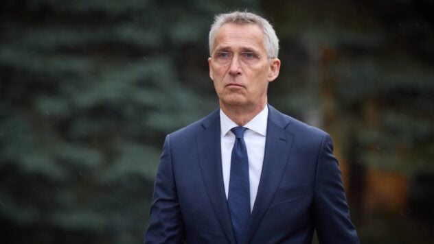 Stoltenberg: Die Ukraine wird der NATO beitreten, es ist keine Frage des „Ob“, sondern einer Frage nach dem „Wann“ /></p>
<p>NATO-Generalsekretär Jens Stoltenberg sagte, dass die Ukraine nun näher an der Mitgliedschaft im Bündnis sei als je zuvor.</p>
<p>Dies sagte er während einer Ansprache an die Ukrainer anlässlich des zweiten Jahrestages. groß angelegte Invasion der Russischen Föderation.</p>
<p>Ihm zufolge bleibt die Lage auf dem Schlachtfeld äußerst schwierig, und der russische Diktator Wladimir Putin will immer noch die Ukraine erobern.</p>
<p>Jetzt beobachten sie </p>
<p>At Gleichzeitig hob der NATO-Generalsekretär den Mut und die Entschlossenheit der Ukrainer hervor.</p>
<p>Stoltenberg betonte, dass die NATO-Staaten in den letzten Tagen und Wochen neue Hilfspakete in Milliardenhöhe angekündigt hätten, darunter insbesondere Artillerie Munition, Luftverteidigung, Kampfboote, Ausrüstung und Ersatzteile für F-16, Drohnen und Minenräumausrüstung.</p>
<blockquote>
<p>— Putin hat diesen Krieg begonnen, weil er die Türen der NATO schließen und der Ukraine das Recht nehmen wollte, ihren eigenen Weg zu wählen. Doch er erreichte genau das Gegenteil. Die Ukraine ist der NATO nun näher als je zuvor. Die Ukraine wird der NATO beitreten, die Frage ist nicht „ob“, sondern „wann“. Der Chef des Bündnisses ist überzeugt.</p>
</blockquote>
<p>Er wies auch darauf hin, dass die NATO-Staaten die Ukraine weiterhin unterstützen und ihre Streitkräfte immer kompatibeler mit ihren Verbündeten machen werden.</p>
<p> — Gemeinsam werden wir ein neues gemeinsames Zentrum für Analyse, Schulung und Bildung in Polen eröffnen. Und wir vertiefen unsere politischen Beziehungen durch den Ukraine-NATO-Rat, in dem wir uns beraten und gemeinsam Entscheidungen treffen, — fügte Stoltenberg hinzu.</p>
<p>Zuvor wurde bekannt, dass Ukroboronprom Kleinwaffen gemäß NATO-Standards produzieren wird.</p>
</p></p>
<!-- relpost-thumb-wrapper --><div class=