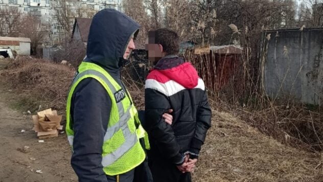 Die Leiche wurde in einen Graben geworfen: Ein junger Mann wurde im Dnjepr wegen Mordes an festgenommen ein 11-jähriges Mädchen“ /> </p>
<p>In Dnepr wurde ein 23-jähriger Mann wegen des Verdachts des Mordes an einem 11-jährigen Mädchen festgenommen.</p>
<p>Demnach Am 28. Januar ging sie zur Polizei, um eine Freundin zu besuchen, und am 30. hörte sie auf zu kommunizieren, sodass ihre Mutter die Polizei kontaktierte.</p>
<h2>Wie die Polizei dem Mörder des Kindes auf die Spur kam</h2>
<p>Polizeibeamte befragten Bekannte und Freunde des Mädchens, überprüften öffentliche Plätze, konnten ihren Aufenthaltsort jedoch nicht feststellen.</p>
<p> Jetzt beobachten sie </p>
<p>Und bereits am 31. Januar wurde bei weiteren Durchsuchungen die Leiche eines Kind mit Stichwunden wurde in einem Graben im Bezirk Samara am Dnjepr gefunden.</p>
<p>An der Suche nach dem Mörder waren Ermittler, Einsatzkräfte und Hundeführer, also sämtliche Polizeidienste, beteiligt.</p>
<p>Es gelang ihnen, eine Beteiligung an der vorsätzlichen Ermordung eines 23-jährigen Mannes nachzuweisen.</p>
<h2>Unter welchen Umständen ereignete sich der Mord</p>
<p> h2> </p>
<p>Am Abend des 29. Januar stach ein Mann während eines verbalen Konflikts auf einer der Straßen des Dnjepr auf das Mädchen ein mehrere Male, an denen sie starb, und dann schleppte sie die Leiche in einen Graben. Die Tatwaffe wurde beim Tatverdächtigen beschlagnahmt.</p>
<p>Er wurde festgenommen und gemäß Teil 2, Absatz 2 der Kunst zum Verdächtigen erklärt. 115 des Strafgesetzbuches der Ukraine (vorsätzlicher Mord), wonach ihm bis zu 15 Jahre Gefängnis oder lebenslange Haft drohen.</p>
<p>Die Staatsanwaltschaft wird eine vorbeugende Maßnahme in Form einer Inhaftierung ohne Strafe beantragen Recht auf Kaution.</p>
<p> < p><iframe Loading=