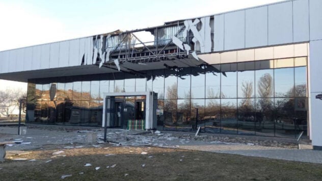 Die Besatzer behaupten mythische UAVs: Das Hauptquartier von „Einiges Russland“ wurde in Nowaja Kachowka gesprengt“/></p >
<p>In der vorübergehend besetzten Nowaja Kachowka in der Region Cherson kam es am Morgen des 27. Februar zu Explosionen am Eingang zum Büro der Besatzungspartei „Einiges Russland“ und in der Nähe des „Wahllokals“. 8221;.</p>
<p>Dies wurde vom Zentrum für Nationalen Widerstand gemeldet.</p>
<blockquote>
<p> – Also sagten die Kräfte der Widerstandsbewegung „Hallo“! an die Besatzer und stoppte die gefälschten „Wahlkampagnen“; Prozess in der eroberten Stadt, — heißt es in der Nachricht.</p>
</blockquote>
<p>Es wird darauf hingewiesen, dass der Feind versucht, die Anwesenheit von Widerstandskräften gegen die Besatzung auf BOT zu verbergen, weshalb die Russen mythische UAVs behaupten, die angeblich Objekte treffen , obwohl das nicht wahr ist.</p>
<p>Jetzt zuschauen </p>
<p>Das Zentrum für Nationalen Widerstand forderte die Bürger der Ukraine auf, sich nicht an der Propagandaproduktion des Kremls namens „Wahlen“ zu beteiligen.</p>
<p> < p><img decoding=