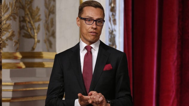 Der neue Präsident Finnlands: Bis zum Ende des Jahres wird es keine politischen Beziehungen zu Russland geben /></p >
<p>Der neu gewählte Präsident Finnlands, Alexander Stubb, sagte, dass es Kontakte zwischen Russland und Finnland auf der Ebene der Diplomaten und Grenzdienste gebe, aber bis dahin werde es keine Beziehungen auf politischer Ebene geben das Ende des russisch-ukrainischen Krieges.</p>
<p>Dies sagte er während einer Pressekonferenz am 12. Februar.</p>
<h2>Finnlands Politik gegenüber der Russischen Föderation</h2>
<blockquote>
<p>– Die Politik gegenüber Russland ist einfach. Diplomatische und offizielle Beziehungen bleiben bestehen, aber es gibt keine Beziehungen mit der Russischen Föderation auf politischer Ebene und dies wird auch nicht der Fall sein, bis Russland den Krieg in der Ukraine beendet, sagte Stubb.</p>
</blockquote>
<p>Ihm zufolge Was die Unterstützung der Ukraine betrifft, wird sich die Position Finnlands nicht ändern. Stubb erklärte dies damit, dass er die Linie des scheidenden Präsidenten Sauli Niinistö gegenüber Russland fortsetzen möchte.</p>
<p>Beobachtet derzeit </p>
<p>Der gewählte Präsident stellte fest, dass sich die Sicherheitslage in Europa nach dem umfassenden Angriff Russlands auf die Ukraine verändert habe.</p>
<p>Der Wahlsieger wurde auch zur Lage an der Ostgrenze zu Russland befragt. Er versprach, die Angelegenheit ruhig zu prüfen, stellte jedoch fest, dass die Regierung die Krise bewältigt habe.</p>
<h2>Finnland und die NATO</h2>
<p>Er sagte auch, dass aufgrund der russischen Aggression die Mitgliedschaft in der NATO und die Die EU wird nun von der Außenpolitik und der Sicherheitspolitik Finnlands bestimmt.</p>
<p>Stubb glaubt, dass Finnland der NATO etwas zu bieten und nicht nur von der Allianz zu nehmen hat.</p>
<p>Darüber hinaus ist der Präsident von Finnland sagte, dass er eine aktive Rolle als Oberbefehlshaber übernehmen werde. </p>
<p>Ihm zufolge muss Finnland seine Bodentruppen modernisieren. Es ist auch notwendig, daran zu arbeiten, die Verteidigungskräfte Finnlands und der NATO zu bündeln.</p>
<blockquote>
<p>„Finnland ist in Rekordzeit Mitglied der NATO geworden, weil es uns vertraut“, sagte Stubb.</p>
<p>< /blockquote> < p>Erinnern Sie sich daran, dass Alexander Stubb die zweite Runde der Präsidentschaftswahlen in Finnland am 11. Februar gewonnen hat.</p>
</p></p>
<!-- relpost-thumb-wrapper --><div class=