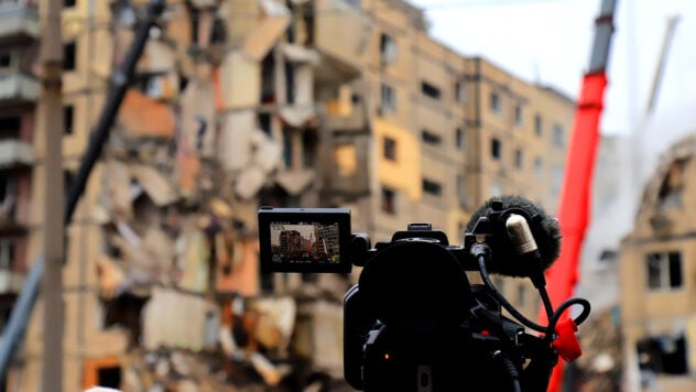 Während des zweijährigen Krieges in der Ukraine kamen durch russischen Beschuss mehr als zehn Journalisten ums Leben, zwölf weitere wurden getötet inhaftiert – Reporter ohne Grenzen“ /></p>
<p>Während des umfassenden Krieges Russlands gegen die Ukraine wurden mehr als zehn ukrainische und ausländische Journalisten von russischen Truppen getötet, Dutzende — gelitten.</p>
<p>Dies geht aus dem Bericht der Organisation Reporter ohne Grenzen (RSF) hervor, der die Ergebnisse eines fast zweijährigen groß angelegten russisch-ukrainischen Krieges berücksichtigt.</p>
<p>In der Veröffentlichung heißt es, dass Tausende von ukrainischen und akkreditierten internationalen Journalisten dies getan haben berichtete weiterhin über den Krieg seit Februar 2022, obwohl sich die Sicherheitslage im ganzen Land infolge gezielter Angriffe oder wahlloser Bombardierungen durch das russische Militär verschlechterte.</p>
<p>Wird gerade beobachtet </p>
<p>Laut RSF wurden in den letzten zwei Jahren mehr als hundert Journalisten Opfer von Gewalt. Unter ihnen starben 11 Reporter bei der Arbeit. Andere wurden Opfer von Angriffen auf ihre Redaktionsräume, einige wurden verletzt oder wurden vermisst.</p>
<p>In den von Russland besetzten ukrainischen Gebieten wurden lokale unabhängige Publikationen auf Null reduziert und alle Aktivitäten eingestellt.</p>
<blockquote>
<p>— Die Medien sind direkte Opfer der russischen Invasion in der Ukraine geworden. Leider kamen auch im Jahr 2023 wie im Jahr 2022 Journalisten aufgrund ihrer Berichterstattung vor Ort ums Leben, andere wurden verletzt, von russischen Besatzungstruppen inhaftiert oder verschwanden. „Wir würdigen den Mut dieser Fachleute, die weiterhin über den Krieg berichten, und fordern, dass die Verantwortlichen für die Verbrechen gegen sie vor Gericht gestellt werden“, sagte er. sagte die Leiterin der RSF-Abteilung in Osteuropa und Zentralasien <strong>Jeanne Cavelier</strong></p>
</blockquote>
<h2>11 Journalisten getötet</h2>
<p>In der Pressemitteilung heißt es, dass zwei Journalisten starben bei der Berichterstattung an der Front in der Ukraine im Jahr 2023, nach neun Todesfällen im Jahr zuvor.</p>
<p>Die Rede ist von <strong>Armand Soldin</strong>, einem für AFP arbeitenden Journalisten mit doppelter französischer und bosnischer Staatsbürgerschaft, der am 9. Mai in einem Raketenhagel getötet wurde, als er über die Lage in der Nähe von Bachmut in der Region Donezk berichtete.< /p> </p>
<p>Zwei Wochen zuvor wurde der ukrainische Journalist und Reporter <strong>Bogdan Bitik</strong> von einem russischen Scharfschützen tödlich verletzt, als er einen italienischen Reporter der Zeitung La Repubblica in der Nähe der südöstlichen Stadt Cherson begleitete.</p >
<h2>35 Journalisten wurden verletzt </h2>
<p>Seit Februar 2022 wurden mindestens 35 ukrainische und ausländische Journalisten bei der Berichterstattung vor Ort, insbesondere in Frontnähe, verletzt. Sie gerieten entweder ins Visier von Feuer oder wurden Opfer von Angriffen auf Fernsehtürme, Medien — kürzlich in Kiew und Charkow — oder Orte, die von Zivilisten und Journalisten besucht wurden, darunter zwei Hotels in Charkiw im Januar, schrieb Reporter ohne Grenzen.</p>
<h2>Mindestens 12 Journalisten festgenommen</h2>
<p>In den besetzten ukrainischen Gebieten verfolgt Russland Journalisten, die die Zusammenarbeit verweigern, schreibt RFS.</p>
<p>Über zwei Jahre hinweg haben russische Besatzungstruppen mindestens zwölf lokale Journalisten festgenommen, einige von ihnen wurden verurteilt.</p>
<blockquote >
<p>— Auch auf der Krim hat sich die Verfolgung unabhängiger Journalisten verschärft. <strong>Irina Danilovich</strong>, ein freiberuflicher Journalist von der Krim, der für mehrere lokale Medien arbeitet, wurde im April 2022 vom russischen Inlandsgeheimdienst (FSB) entführt und im Juli 2023 in ein Gefängnis in Russland verlegt, — heißt es in der Nachricht.</p>
</blockquote>
<p>Darüber hinaus wurden im besetzten Melitopol im August 2023 mehrere Journalisten, die für den Nachrichtensender Telegram der ukrainischen Nachrichtenseite RIA-Melitopol arbeiteten, wegen „Spionage“ verhaftet. 8221; und sind seitdem im Gefängnis.</p>
<h2>2 Journalisten wurden vermisst</h2>
<p>Zwei ukrainische Journalisten wurden in Russland vermisst.</p>
<p>Die Rede ist von <strong>Victoria Roshchina </strong>, Freiberufler für die Website Ukrainskaya Pravda. Seit dem 4. August 2023, als sie über Russland in die besetzten Gebiete unterwegs war, gab es keine Nachricht mehr von ihr. Sie wurde bereits im März 2022 von russischen Streitkräften entführt und mehrere Tage lang festgehalten, als sie in der besetzten Stadt Melitopol für die Publikation „hromadske“ berichtete.</p>
<p>Laut einer Untersuchung von RSF <strong>Dmitry Khilyuk</strong>, ein Journalist der Online-Agentur Unian, wurde Opfer des gewaltsamen Verschwindenlassens. RSF konnte nachweisen, dass er am Leben war, von russischen Truppen verhaftet worden war und in Russland festgehalten wurde.</p>
<h2>18 Kriegsverbrechensanzeigen</h2>
<p>In zwei Jahren hat die RSF-Organisation reichte gleichzeitig acht Kriegsverbrechensbeschwerden beim Internationalen Strafgerichtshof (IStGH) und der Generalstaatsanwaltschaft der Ukraine sowie zwei Beschwerden bei französischen Gerichten ein.</p>
<p>Im Rahmen dieser Beschwerden dokumentierte RSF mehr als 50 Angriffe über 100 Journalisten, die getötet, verletzt, entführt, als Geiseln genommen, gefoltert oder Explosionen ausgesetzt waren.</p>
<h2>233 Medienunternehmen sind geschlossen</h2>
<p>Nach Angaben des Institute of Mass Information (IMI). ), der ukrainische Partner von RSF, seit dem 24. Februar 2022 infolge der russischen Besatzung, des Rückgangs des Werbemarktes, des Personalmangels aufgrund der Mobilisierung von Medienmitarbeitern, der Zerstörung von Ausrüstung und Ressourcen während des Beschusses, insgesamt 233 Ukrainische Medien mussten schließen. Unter ihnen — nationales Online-Literaturmagazin Sho, das aus wirtschaftlichen Gründen geschlossen werden musste.</p>
</p></p>
<!-- relpost-thumb-wrapper --><div class=