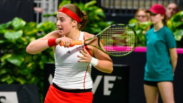 Der lettische Ostapenko schüttelte dem „neutralen“ Weißrussen nach dem Spiel in Doha nicht die Hand.“ /></p>
<p>Die lettische Tennisspielerin <strong>Jelena Ostapenko</strong> schüttelte dem „Neutralen“ nicht die Hand. Die Weißrussin <strong>Victoria Azarenka.</strong></p>
<p>Die Athletinnen trafen in der dritten Runde des WTA-1000-Turniers in Doha, Katar, aufeinander. Das Spiel endete mit einem Sieg in zwei Sätzen „neutral“. Athleten mit einem Stand von 6:0, 6:3.</p>
<p>Nach dem Spiel reichte Ostapenko Azerenko ihren Schläger, anstatt ihm die Hand zu schütteln, aber die Athletin mit einem belarussischen Pass ignorierte diese Geste und ging vorbei.< /p>Jetzt schauen sie zu </p>
<p>Am Ende schüttelten beide Athleten dem Kampfrichter auf dem Turm die Hand.</p>
</p>
<p>Was eine solche Geste seitens Ostapenko verursachte, ist unbekannt. Einige Fans in sozialen Netzwerken vermuten, dass der Grund in der jüngsten Entscheidung der lettischen Regierung liegt, die ihren Nationalmannschaften das Spielen mit russischen und weißrussischen Mannschaften untersagt hat.</p>
<p>In dieser Saison gewann Ostapenko 14 Spiele und erlitt die nur drei Niederlagen gegen Azarenka.</p>
<p>Beachten Sie, dass Elena ukrainische Wurzeln hat, ihr Vater ist ein ehemaliger ukrainischer Fußballspieler aus Zaporozhye. Sie spielt auch im Tandem mit der Ukrainerin Lyudmila Kichenok.</p>
</p></p>
<!-- relpost-thumb-wrapper --><div class=