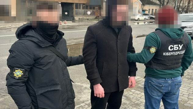 18-jähriger Einwohner Kiews mietete eine Wohnung in der Nähe des Flugplatzes, um Daten darüber preiszugeben der Streitkräfte der Ukraine an den FSB“ />< /p> </p>
<p>Cyber-Spezialisten des Sicherheitsdienstes haben einen 18-jährigen Bewohner der Hauptstadt festgenommen, der vom russischen FSB in der Region Kiew rekrutiert wurde.</p >
<p>Nach Angaben des SBU ließ sich der russische Agent sogar für mehrere Tage in einer Mietwohnung in der Nähe des örtlichen Flugplatzes nieder, um Geheimdienstinformationen zu sammeln.</p>
<h2>Wie aus einem 18-jährigen Einwohner Kiews wurde ein FSB-Agent</h2>
<p>Vor ein paar Monaten wurde ein 18-jähriger Kiewer aus der Ferne von einem Berufs-FSB-Offizier rekrutiert.</p>
<p>Jetzt zuschauen </p>
<p>Der junge Mann, der bereits vom FSB-Sicherheitsdienst identifiziert wurde, wurde durch seine Aktivitäten in kremlfreundlichen Telegram-Kanälen auf ihn aufmerksam, wo er eine bewaffnete Aggression gegen die Ukraine befürwortete.</p>
<p>Der Einwohner von Kiew kommunizierte mit seinem russischen Kurator über einen anonymen Chat in einem beliebten Messenger.< /p> </p>
<p>Der Typ erhielt vom FSB Geld für die Erledigung von Aufgaben auf seiner Bankkarte.</p>
<p>Die Karte, auf der das Geld war Polizeibeamte beschlagnahmten bei Durchsuchungen im Haus des Angreifers ein Mobiltelefon sowie einen Computer mit Beweisen für die Korrespondenz.</p>
<h2>Welche Informationen übermittelte der Kiewer Einwohner dem FSB?< /h2> </p>
<p>Ein 18-jähriger Kiewer Einwohner sammelte Geheimdienstinformationen über die Verteidigungskräfte und kritische Infrastruktur in der Region Kiew.</p>
<p>Der Angreifer versuchte insbesondere, die Standorte der Luftwaffe der ukrainischen Streitkräfte herauszufinden.</p >
<p>Er interessierte sich auch für die Richtung und Intensität der Flugzeugflüge der ukrainischen Truppen.</p>
<p>Um Geheimdienstinformationen zu sammeln, mietete der russische Agent sogar für mehrere Tage eine Wohnung in der Nähe des Flugplatzes.</p>
<p> < p>Darüber hinaus war die Person an der Aufklärung der Geolokalisierung von Luftverteidigungssystemen der ukrainischen Streitkräfte beteiligt und ermittelte die Genauigkeit der Ankunft des Feindes bei Energieanlagen.< /p> </p>
<p>SBU-Beamte erwischten den Angreifer auf frischer Tat, als er führte zusätzliche Erkundungen in der Nähe eines Stromerzeugungsunternehmens in Kiew durch.</p>
<h2>Reaktion von Polizeibeamten</h2>
<p>Ermittler des Sicherheitsdienstes informierten den Angeklagten über den Verdacht gemäß Teil 2 der Kunst. 111 des Strafgesetzbuches der Ukraine (Staatsverrat im Rahmen des Kriegsrechts).</p>
<p>Dem Angreifer, der sich bereits in Untersuchungshaft befindet, droht lebenslange Haft.</p>
</p></p>
<!-- relpost-thumb-wrapper --><div class=