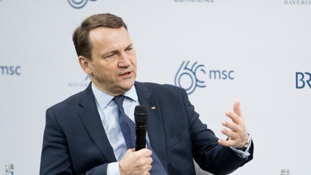 Der Leiter des polnischen Außenministeriums schlägt vor, die Vorkriegsbeschränkungen für die Einfuhr ukrainischer Sprache wiederherzustellen /></p>
<p> < p>Der polnische Außenminister Radoslaw Sikorski sagte, dass die Europäische Union die vor der russischen Invasion bestehenden Handelsbeschränkungen für die Einfuhr ukrainischer Lebensmittel wiederherstellen sollte. Dies wird seiner Meinung nach verhindern, dass die Unterstützung für die Ukraine nachlässt.</p>
<p>Dies erklärte er am Montag auf einer Sitzung des Atlantic Council in Washington.</p>
<p>Seine Erklärung kam, nachdem polnische Bauern begonnen hatten, Grenzübergänge zu blockieren, um gegen den Zustrom landwirtschaftlicher Güter aus der Ukraine zu protestieren. Die Regierung in Warschau hat die EU aufgefordert, die Importe zu begrenzen, doch der von Sikorski vorgeschlagene Lösungsvorschlag geht, auch wenn er persönlich geäußert wird, noch einen Schritt weiter.</p>
<p>Aktuell beobachten </p>
<blockquote>
<p>— Wir müssen zu den Handelsregeln der Vorkriegszeit zurückkehren und dann Verhandlungen mit der Ukraine über ihren Beitritt zur EU und zum Binnenmarkt beginnen, mit allen Vorkehrungen und Regeln, die eingehalten werden müssen. Das ist nur meine Meinung,— sagte Sikorsky am Montag auf einer Sitzung des Atlantic Council in Washington.</p>
</blockquote>
<h2>Was würde das für die Ukraine bedeuten?</h2>
<p>Sikorskys Vorschlag würde bedeuten, dass die EU alle Importbeschränkungen wieder einführen würde dass sich die EU im Jahr 2022 zurückgezogen hat, um Kiew bei der Suche nach neuen Exportrouten zu helfen, was ihm nahezu uneingeschränkten Zugang zum Gemeinsamen Markt von 27 europäischen Staaten verschafft.</p>
<p>Die Vorgängerregierung Polens verhängte letztes Jahr ein Einfuhrverbot für ukrainisches Getreide, um die Landwirte vor den Parlamentswahlen zu beruhigen, die sie schließlich im Oktober verlor. Die derzeitige Regierung hat die Beschränkungen beibehalten und erlaubt nur den Transit zu Häfen an der Ostsee und anderen EU-Ländern.</p>
<p>Laut Sikorsky hat sich die Situation nun geändert, und die Ukraine kann ihr Getreide wieder über das Schwarze Meer schicken, während vor dem Verbot zwei Drittel des Getreides, das die Grenze zur EU überquerte, in Polen landeten.</p>
<p> < Blockquote></p>
<p>& #8212; Die polnischen Landwirte können die Hauptlast der EU-Solidarität mit der Ukraine nicht tragen. Ich stimme zu, dass die Aussichten hier nicht die besten sind. Aber wir müssen beides tun — Retten Sie die Ukraine und retten Sie die polnische Landwirtschaft, — meint der Chef des polnischen Außenministeriums.</p>
</blockquote>
<h3>Proteste von Polen an der Grenze</h3>
<p>Anfang Februar begannen in Polen Proteste von Landwirten, die sich gegen den Import von wehren Ukrainische Agrarprodukte sowie der Abbau europäischer Subventionen für die lokale Wirtschaft und der Green Deal der Europäischen Kommission.</p>
<p>Während der Proteste wurde auf Initiative der Polen ukrainisches Getreide auf den Boden geschüttet und viermal verwöhnt. Dies empörte die Ukrainer und die politische Führung der Ukraine.</p>
<p>Der ukrainische Präsident Wladimir Selenskyj forderte den polnischen Präsidenten Andrzej Duda auf, ein Regierungstreffen an der Grenze abzuhalten, um die Situation zu lösen. Als Reaktion darauf bestätigte das polnische Staatsoberhaupt, dass die Grenze freigegeben werden müsse.</p>
</p></p>
<!-- relpost-thumb-wrapper --><div class=