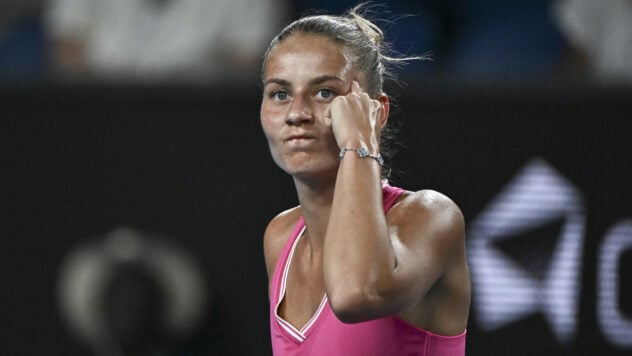 Kostyuk startete das Turnier in San Diego mit einem Sieg, Tsurenko – schied aus“ /> </p>
<p>Die an sechster Stelle gesetzte Tennisspielerin <strong>Martha Kostyuk</strong> startete mit einem Sieg beim WTA-500-Turnier in San Diego (USA).</p>
<p>Ihre Gegnerin war 167 – ich bin die Nummer eins der Welt <strong>Ann Lee</strong> aus den USA, gegen die das Match nicht wie ein Kinderspiel aussah. Kostyuk konnte ihrer Gegnerin nach drei Sätzen den letzten Schliff geben — 6:4, 4:6, 6:2.</p>
<p>Die Tennisspieler verbrachten 2 Stunden und 13 Minuten auf dem Platz, wobei Kostyuk zweimal aufschlug und neun Doppelfehler machte.</p>
<p>Jetzt zuschauen < p> Li ging im ersten Satz mit 3:0 in Führung, aber Kostyuk stellte ihr Handicap mit einem Doppelbreak wieder her und übernahm die Führung. Im zweiten Satz gelang es der US-Amerikanerin, Kostyuks Aufschlag beim Stand von 5:4 abzunehmen und den Ausgleich im Match herzustellen.</p>
<p>Der entscheidende Satz gehörte Marta, nachdem sie drei Aufschläge ihrer Gegnerin abgenommen hatte.</p >
<p>< /p> </p>
<p>Kostyuks nächste Gegnerin in San Diego wird die Siegerin des Paares zwischen der Kanadierin Leila Fernandez und der Deutschen Tatyana Maria sein.</p>
<p>Eine weitere Ukrainerin, Lesya Tsurenko, steckte ihren Schläger am Start in die Scheide des Turniers und verlor in zwei Sätzen gegen die Britin Katie Boulter. Und die fünftgesetzte des Turniers, Dayana Yastremskaya, wird heute, am 27. Februar, gegen die Amerikanerin Caroline Dolehide antreten.</p>
</p></p>
<!-- relpost-thumb-wrapper --><div class=