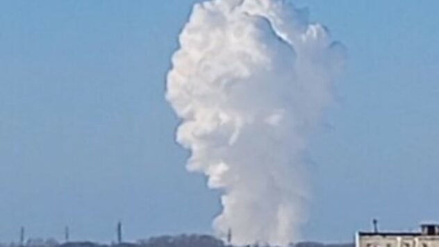 Eine starke Schockwelle und eine Rauchsäule: In einer Verteidigungsanlage im Altai kam es zu einer Explosion 