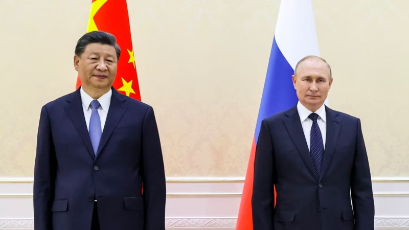 Russland bereitet sich darauf vor eine Invasion Chinas: Sie haben bereits ein Szenario für den Einsatz von Atomwaffen ausgearbeitet“ /></p>
<p>Putin bereitet sich auf einen Krieg mit China vor/Getty Images eine „große Weltmacht“. Russische Truppen erarbeiteten ein Szenario für den Fall einer chinesischen Invasion.</strong></p>
<p>Gleichzeitig beschreiben Geheimakten eine niedrige Schwelle für den Einsatz taktischer Atomwaffen durch Russland im Falle einer Konflikt mit einer großen Weltmacht.</p>
<p>Die Dokumente bestehen aus 29 Akten, die zwischen 2008 und 2014 zusammengestellt wurden. Darin beschrieb das russische Militär Szenarien zur Vorbereitung einer chinesischen Invasion, die Richtung des Angriffs aus der Volksrepublik China sowie Kriterien für eine mögliche nukleare Reaktion Russlands.</p>
<p><em>„Dies ist das erste.“ „Es ist schon einmal vorgekommen, dass solche Dokumente öffentlich veröffentlicht wurden. Ihnen zufolge ist die Hemmschwelle für den Einsatz von Atomwaffen recht niedrig für den Fall, dass das gewünschte Ergebnis mit konventionellen Mitteln nicht erreicht werden kann“,</em>– sagte Alexander Gabuev, Direktor des Carnegie Berlin Center for the Study of Russia and Eurasia.</p>
<p>Und obwohl die Akten zehn Jahre oder länger zurückliegen, glauben Analysten, dass sie immer noch für das russische Militär relevant sind Doktrin .</p>
<h2 class=