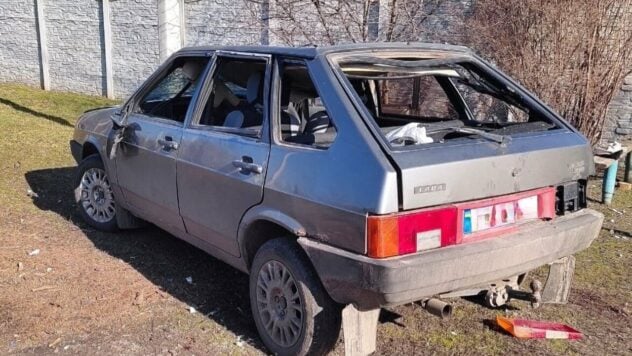 Eine russische Drohne traf ein Auto in der Region Dnepropetrowsk: Ein Mann und eine Frau wurden schwer verletzt 