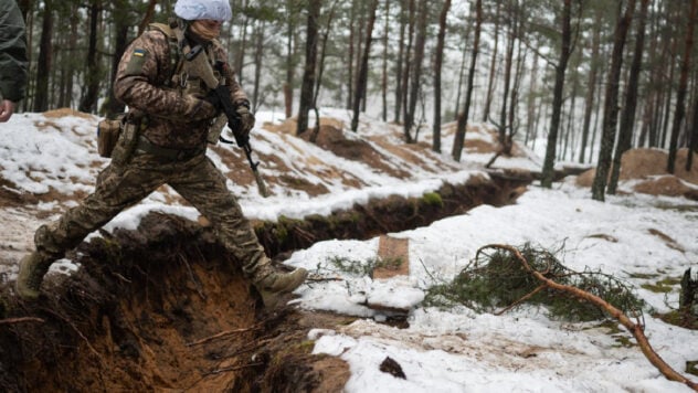 Die Russen führten vier erfolglose Angriffe auf die Stellungen der Verteidigungskräfte am linken Ufer des Flusses durch Dnjepr“ /></p>
<p> < p>Die russischen Besatzer geben ihre Absicht nicht auf, ukrainische Einheiten von ihren besetzten Stellungen am linken Dnjepr-Ufer zu vertreiben.</p>
<p>Die Verteidigungskräfte der Südukraine meldeten dies auf dem Telegram-Kanal.</p>
<p>Es wird darauf hingewiesen, dass in der Einsatzzone die Verteidigungskräfte des Südens den Kampf gegen die Batterie fortsetzen.</p>
<p>Jetzt beobachten sie </p>
<p>Der Feind führte vier erfolglose Angriffe durch und nachdem sie erhebliche Verluste erlitten hatten, zogen sie sich auf ihre ursprünglichen Positionen zurück.</p>
<p>Wie im Bericht erwähnt, hören die Invasoren nicht mit der Luftaufklärung auf. Sie dringen mit Artilleriefeuer vor und setzen eine große Anzahl verschiedener Angriffsdrohnen ein Typen und führen weiterhin Luftangriffe durch.</p>
<p>Außerdem sind sechs Schiffe der feindlichen russischen Flotte im Kampfeinsatz, davon fünf im Schwarzen Meer und eines im Asowschen Meer. Sie fügten hinzu, dass die Trägerraketen an ihren Stützpunkten stationiert seien.</p>
<p>Der Krieg in vollem Umfang in der Ukraine dauert seit dem 717. Tag an.</p>
<p>Die Situation in den Städten kann beobachtet werden auf der interaktiven Karte der Militäreinsätze in der Ukraine und auf der Karte der Luftangriffswarnungen in der Ukraine.</p>
</p></p>
<!-- relpost-thumb-wrapper --><div class=