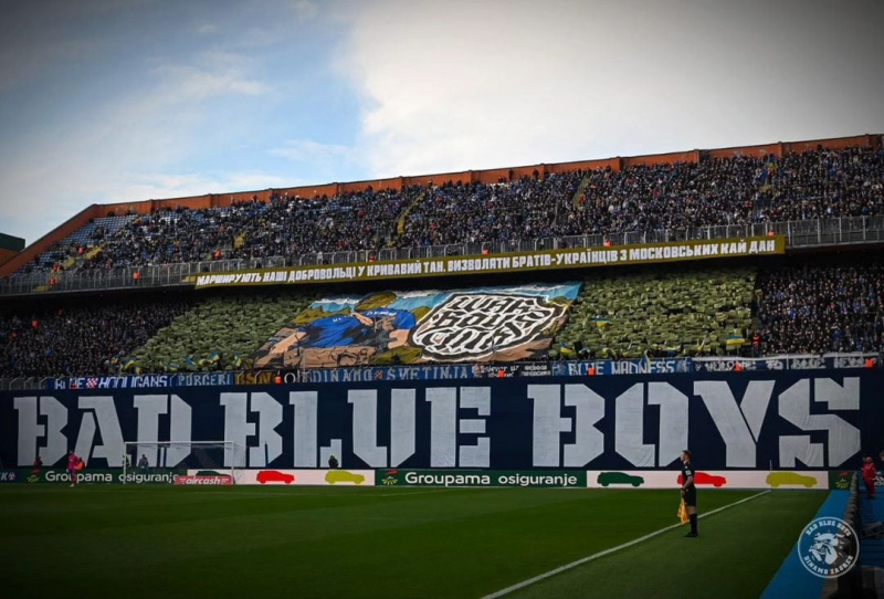 Ultras Dinamo Zagreb erinnerte mit einem Banner mit dem Text eines ukrainischen Liedes an den Krieg“ /></p>
<p>Foto: BAD BLUE BOYS</p>
<p><img decoding=
