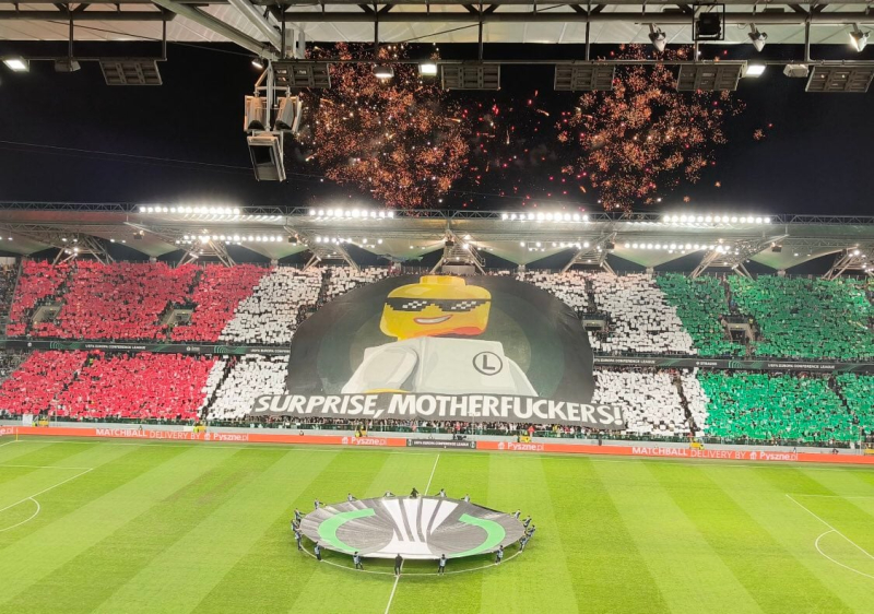 Ultras Legia trollte die UEFA mit einem Banner beim LK-Spiel, nachdem die Tribünen geschlossen waren