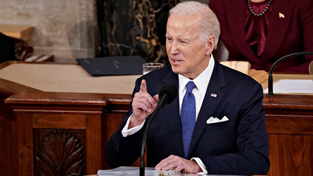 Ich weiß, was zum Teufel ich tue! Biden reagierte auf die Anschuldigungen, „Probleme mit“ zu haben Erinnerung“ /></p>
<p>US-Präsident <strong>Joe Biden</strong> reagierte emotional und etwas verärgert auf den Bericht des Sonderermittlers, der sein Gedächtnis in Frage stellte.</p>
<p>Im Bericht des Sonderermittlers hieß es: < strong>Biden wird nicht angeklagt</strong>wegen unsachgemäßer Handhabung von Verschlusssachen. Und auch die Tatsache, dass der Präsident der Vereinigten Staaten wie ein „alter Mann mit guten Absichten und einem schlechten Gedächtnis“ aussehen könnte. „Was zum Teufel mache ich da“, sagte er. sagte Biden und kommentierte den Bericht.</p>
</blockquote>
<p>Der 81-jährige Präsident reagierte <strong>besonders emotional auf einen Teil des Berichts</strong>, die besagte, dass er sich nicht erinnern konnte, in welchem ​​Jahr sein Sohn Beau starb. Beau Biden starb 2015 an Krebs, als sein Vater Vizepräsident war.</p>
<p>Jetzt schaue ich </p>
<p>– Es gibt sogar einen Hinweis darauf, dass ich mich nicht daran erinnern kann, wann mein Sohn gestorben ist. Wie zum Teufel konnte er es wagen, das anzusprechen? — sagte Biden und fügte hinzu, dass er sich jeden Tag an den Tod seines Sohnes erinnere.</p>
<p>In seiner Rede im Weißen Haus betonte Biden zunächst, dass der Bericht zu dem Schluss komme, dass die Anschuldigungen nicht begründet seien, und nannte sogar konkrete Seitenzahlen Unterstützen Sie seine Position.</p>
<blockquote>
<p> – Ich war froh zu sehen, dass er zu dem festen Schluss kam, dass in dieser Angelegenheit keine Anklage gegen mich erhoben werden sollte. Dies war eine umfassende Untersuchung, — sagte der Präsident.</p>
</blockquote>
<p>Während der Ansprache sprach <strong>Biden ohne Teleprompter</strong>, beantwortete Fragen von Reportern und kehrte sogar auf das Podium zurück, um weitere Fragen zu beantworten. Er <strong>wies die Bedenken der Wähler hinsichtlich seines Alters zurück.</strong></p>
<h2>Was wir über den Bericht des Sonderermittlers wissen</h2>
<p>Der am Donnerstag veröffentlichte Bericht des Sonderermittlers Robert Gore beschuldigte Präsident Joe Biden nicht eines Verbrechens, enthüllte jedoch einen vergesslichen Anführer, der es versäumte, hochsensible Verschlusssachen ordnungsgemäß zu schützen .</p>
<p>Es wird darauf hingewiesen, dass Biden absichtlich geheime Informationen, insbesondere streng geheime Dokumente, aufbewahrte und bereits 2017 wusste, dass er einige davon besaß. Einige dieser Informationen teilte er auch dem Autor seiner Memoiren von 2017 mit.</p>
<p>Gur beschloss, in diesem Fall keine Anklage gegen den Präsidenten zu erheben — vor allem, weil er zu dem Schluss kam, dass es keinen Beweis für Bidens Absicht gab, vertrauliche Informationen illegal zurückzuhalten, und für seine Kooperation bei den Ermittlungen.</p>
<p>In einem politisch schädlichen Argument schrieb Gur jedoch, dass dies einer der Gründe sei, warum Biden dies nicht tat strafrechtlich verfolgt wird, besteht darin, dass er als älterer Mann „mit einem schlechten Gedächtnis“ vor der Jury erscheinen wird.</p>
<p>Bidens Anwälte protestierten gegen diese Beschreibung und nannten sie „übertrieben“. 8221; 8221; und er beschuldigt Goor, gegen die Regeln und Vorschriften des Justizministeriums verstoßen zu haben.</p>
<p>CNN schreibt, dass der Bericht während des Präsidentschaftswahlkampfs 2024 mit Sicherheit zum Thema werden wird, wenn Bidens wahrscheinlicher Gegner Donald Trump wegen seiner Zusammenarbeit mit ihm strafrechtlich verfolgt wird Verschlusssachen, auch wenn Gur deutlich machte, wie unterschiedlich die beiden Fälle voneinander sind.</p>
</p></p>
<!-- relpost-thumb-wrapper --><div class=