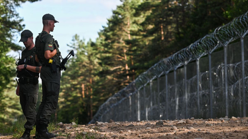 Nicht nur wegen Russland: Wie und warum Lettland plant, die Grenze zu stärken“ /></p>
<p>Die baltischen Länder patrouillieren aktiv und stärken die Grenze, auf dem Foto – litauische Grenzschutzbeamte in der Nähe von Weißrussland/Getty Images, illustratives Foto</p>
<p _ngcontent-sc90 class=