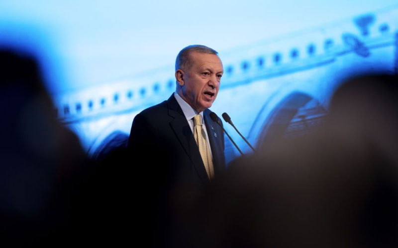 Erdogan erklärte einen „gerechten Frieden“ zwischen der Ukraine und Russland“ /></p>
<p><strong>Laut dem türkischen Präsidenten glaubt Ankara trotz des Blutvergießens, der Zerstörung und des Schmerzes, dass ein gerechter Frieden möglich ist.</strong> < /p></p>
<p>Der türkische Präsident Recep Tayyip Erdogan erklärte seine Verantwortung, einen Waffenstillstand während des russisch-ukrainischen Krieges sicherzustellen. Ihm zufolge glaubt er, dass ein „gerechter Frieden“ zwischen Russland und der Ukraine möglich ist.</p>
<p>Dies wurde während des World Government Forum (WGS) diskutiert, das in Dubai fortgesetzt wird, berichtet ein Ukrinform-Korrespondent.</p>
<p>„Die Türkei hat Anstrengungen unternommen und ist bereit, Anstrengungen zu unternehmen, um den russisch-ukrainischen Krieg zu beenden. Wir haben die Verantwortung übernommen, einen Waffenstillstand während des russisch-ukrainischen Krieges sicherzustellen und dann den Weg für einen dauerhaften Frieden zu ebnen.“ „Der Istanbul-Prozess hat gezeigt, dass die Parteien so wenig wie möglich zusammenkommen und sich treffen können. Die Schwarzmeer-Initiative hat eine weitere Verschärfung der Nahrungsmittelkrise verhindert“, sagte Erdogan.</p>
<p>Er betonte, dass die Türkei viele politische und diplomatische Schritte unternommen habe und wirtschaftliche Schritte, um den „Konflikt“ zu beenden.< /p> </p>
<p>„Sie (die Schritte – Anm. d. Red.) zielten darauf ab, das Feuer zu löschen und nicht darauf, es zu entfachen.“ Trotz des Blutvergießens, der Zerstörung und des Schmerzes glauben wir immer noch, dass eine gerechte Welt möglich ist. Ich hoffe, dass wir unsere Anstrengungen dafür weiter intensivieren werden“, fügte er hinzu.</p>
<p>Erinnern Sie sich daran, dass der russische Präsident Wladimir <strong>Putin eigentlich zu Recep Erdogan kommen sollte, das Treffen jedoch angeblich verschoben wurde weil , dass sich die Parteien in einer Reihe wichtiger Fragen nicht einigen konnten.</p>
<h4>Ähnliche Themen:</h4>
<p>Weitere Nachrichten</p>
<!-- relpost-thumb-wrapper --><div class=