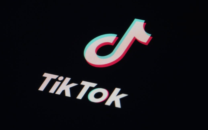 Die EU hat eine gestartet offizielle Untersuchung zu TikTok — Gründe“ /></p>
<p><strong>Wenn TikTok nachweislich gegen das Gesetz verstoßen hat, wird das soziale Netzwerk wahrscheinlich mit einer Geldstrafe von bis zu 6 % seines Jahresgewinns belegt.</strong> </p>
<p>< p>Die Europäische Kommission hat ein formelles Verfahren gegen das chinesische soziale Netzwerk TikTok nach dem Digital Services Act eingeleitet, um zu prüfen, ob die Plattform ausreichend zum Schutz von Kindern unternimmt.</p>
<p>Das berichtete Reuters unter Berufung auf ein Dokument vom 19. Februar. </p>
<p>„Heute leiten wir eine Untersuchung gegen TikTok wegen mutmaßlicher Verstöße gegen Transparenz und Pflichten zum Schutz Minderjähriger ein: süchtig machendes Design, Bildschirmzeitbegrenzungen, Altersüberprüfung, Standard-Datenschutzeinstellungen“, sagte EU-Kommissar Thierry Breton.</p >
<p>Gemäß dem EU-Gesetz über digitale Dienste (DSA), das ab dem 17. Februar für alle Online-Plattformen gilt, müssen große Online-Plattformen und Suchmaschinen Maßnahmen zur Bekämpfung illegaler Online-Inhalte und Risiken für die öffentliche Sicherheit einführen.</p>
<p „Der Schutz von „Minderjährige sind eine Durchsetzungspriorität für das DSA. Als Plattform, die Millionen von Kindern und Jugendlichen erreicht, muss TikTok die Anforderungen des DSA vollständig erfüllen und eine besondere Rolle beim Schutz von Minderjährigen im Internet spielen“, sagte Breton.</p >
<p>Die Europäische Kommission sagte, die Untersuchung werde sich auf das Systemdesign von TikTok konzentrieren, einschließlich algorithmischer Systeme, die Verhaltenssüchte fördern und sogenannte „Kaninchenlocheffekte“ erzeugen können.</p>
<p>Sie wird auch untersuchen, ob TikTok geeignete Maßnahmen ergriffen hat Maßnahmen zur Gewährleistung hoher Datenschutz- und Sicherheitsstandards für Minderjährige. Zusätzlich zum Schutz Minderjähriger prüft die Kommission, ob TikTok auf seiner Plattform eine zuverlässige Datenbank für Werbung bereitstellt.</p>
<p>Der Quelle zufolge handelt es sich um die zweite EU-Untersuchung nach dem Digital Services Act nach Elon Musks sozialem Netzwerk X. Dies ist eine laufende Untersuchung.</p>
<p>Erinnern Sie sich daran, dass TSN.ua bereits darüber berichtet hat, wie für den emotionalen Schutz von Schulkindern gesorgt werden kann. Insbesondere die Lehrerin, Psychologin und Leiterin der Fernschule „Atmospheric School“ <strong>Tatyana Serebryanskaya</strong> sprach über Accounts auf Facebook, Instagram oder TikTok und die Auswirkungen von Inhalten auf die Psyche des Kindes.</p>
<h4 >Ähnliche Themen:< /h4>Weitere Neuigkeiten</p>
<!-- relpost-thumb-wrapper --><div class=