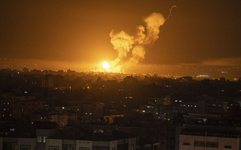 Israel bereitet eine große Operation im Süden des Gazastreifens vor – Medien“ /></p>
<p><strong>Netanjahu wies die Armee an, einen Plan für die Evakuierung der Bevölkerung und die Vernichtung von Bataillonen von Hamas-Kämpfern vorzulegen .</strong></p>
<p><strong >Israel</strong> bereitet sich auf die Durchführung einer neuen großen Militäroperation im Gazastreifen vor, dieses Mal wird sie in der Stadt Rafah im Gazastreifen durchgeführt südlich der Region nahe der Grenze zu Ägypten.</p>
<p>Dies berichtet <strong>The Times of Israel</strong>.</p>
<p>Der israelische Ministerpräsident Benjamin Netanyahu befahl der Armee, zu versorgen ein Plan zur Evakuierung der Bevölkerung und zur Zerstörung von Bataillonen von Hamas-Kämpfern.</p>
<p>„Es ist unmöglich, das Kriegsziel der Zerstörung der Hamas zu erreichen, ohne die vier Bataillone in Rafah zurückzulassen. Andererseits ist es offensichtlich.“ „Eine groß angelegte Operation in Rafah erfordert die Evakuierung von Zivilisten aus Kampfgebieten“, sagte das Büro des israelischen Premierministers.</p>
<p>Die Veröffentlichung berichtet, dass es möglicherweise 1,3 Millionen Palästinenser gibt, die zuvor aus dem nördlichen Gazastreifen evakuiert wurden . Die meisten bleiben in Zeltlagern oder UN-Unterkünften.</p>
<p>Erinnern Sie sich daran, dass zuvor berichtet wurde, dass <strong>die Hälfte der Bevölkerung des Gazastreifens an die Grenze zu Ägypten evakuiert wurde</strong>.</p>
<p>Darüber hinaus haben wir zuvor berichtet, dass <strong>die israelische Armee ein Drittel der Hamas-Kämpfer in einer Woche vernichtet hat</strong>.</p>
<h4>Ähnliche Themen:</h4>
<p>Weitere Nachrichten</p>
<!-- relpost-thumb-wrapper --><div class=