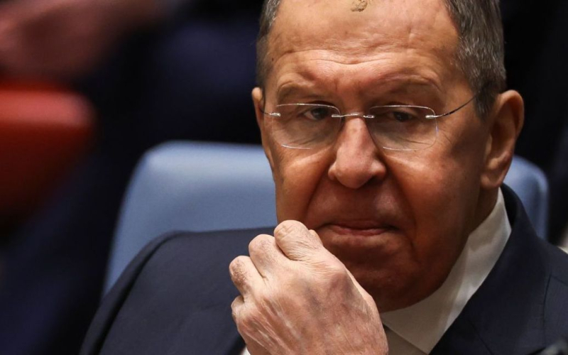 Lavrov gab eine Erklärung zu „diplomatischen“ Verhandlungen zwischen der Ukraine und der Russischen Föderation ab“ /></p>
<p><strong>Lawrow fordert, dass Russland im Austausch für Frieden die ukrainischen Gebiete verlässt.</strong></p>
<p> Der russische Außenminister Sergej Lawrow sagte, Russland sei angeblich zu einem diplomatischen Ende des Krieges gegen die Ukraine bereit, wolle aber alle Gebiete behalten, die es besetzt habe.</p>
<p>RosSMI wird dies unter Bezugnahme auf Lawrows Erklärung berichten in der Staatsduma der Russischen Föderation am 14. Februar.< /p> </p>
<p>„Wir bleiben offen für eine politische und diplomatische Lösung, die auf der Berücksichtigung unserer legitimen Interessen und auf der Berücksichtigung der über viele Jahre gewachsenen Realitäten basiert, die nun zur aktuellen Situation geführt haben“, sagte der Minister des Aggressorlandes .</p>
<p>Lawrow fügte außerdem hinzu, dass es keine Optionen für eine Einigung gebe, da „westliche Länder“ die Interessen Moskaus und „die Realitäten, die sich auf der Erde entwickelt haben“, nicht berücksichtigen wollen jetzt.“</p>
<p>„Doch ohne ernsthafte Vorschläge seitens derjenigen, die uns den Krieg erklärt haben, und (unter Berücksichtigung) ihrer mangelnden Bereitschaft, weder unsere Interessen noch die Realitäten vor Ort zu berücksichtigen, wird es noch nicht möglich sein, am Verhandlungstisch zu sprechen.“ . Solche Optionen sind nicht erkennbar“, sagte Lawrow. Er sagte auch, dass Washington und seine Verbündeten angeblich „den Traum nicht aufgeben“, Russland eine strategische Niederlage zuzufügen. Gleichzeitig kam es Lawrow so vor, als ob die russische Armee angeblich „erfolgreich“ auf dem „ukrainischen Kriegsschauplatz“ operiere und angeblich „im Westen nicht mehr über ihren Sieg gesprochen wird, sondern darüber, wie man Putin verhindern kann.“ vom Sieg.“< /p> </p>
<p>Der Minister des Aggressorlandes wiederholte auch, dass die Sicherheit Russlands und der von den Besatzern eroberten ukrainischen Gebiete „zuverlässig gewährleistet sein wird und ganze Spezialoperationen (Kriege gegen die Ukraine – Anm. d. Red.) wird in diesem Zusammenhang erreicht werden“, sagte Lawrow.< /p> </p>
<p>Erinnern Sie sich daran, dass Putins Sprecher Dmitri Peskow zuvor sagte, dass Russland seine Ziele im sogenannten „Nördlichen Militärbezirk“ „überwiegend friedlich“ erreiche. Der Kreml warf der Ukraine traditionell vor, Russlands „Angebote“ für Friedensverhandlungen abzulehnen, und kündigte die Fortsetzung des Krieges an.</p>
<h4>Verwandte Themen:</h4>
<p>Weitere Nachrichten</p>
<!-- relpost-thumb-wrapper --><div class=