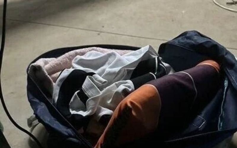 Ein Mann gefunden ein neun Monate altes Baby mitten in einem Maisfeld – Foto“ /></p>
<p><strong>Das Kind lag in einer Tasche.</strong></p>
<p>In In Thailand fand ein Mann ein Baby in einer Tasche mitten auf einem Maisfeld.</p >
<p>The Thaiger schreibt darüber.</p>
<p>Die 36-jährige Solarpanel-Installateurin Anocha Chuai, die Ich kam, um Laternenpfähle zu installieren, und bemerkte, dass die Hand eines Babys aus einer blauen Tasche ragte. Er meldete dies sofort den örtlichen Behörden.</p>
<p>Nach Erhalt der Nachricht begaben sich Polizeibeamte und Rettungskräfte zum Unfallort. Sie fanden einen kleinen Jungen, eingewickelt in Kleidung in Erwachsenengröße, der in einer Tasche lag. Das Kind wurde sofort ins Krankenhaus gebracht.</p>
<p><img decoding=