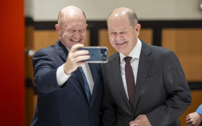 Finde die Unterschiede: Scholz hat ein Foto mit seinem Double aus dem US-Senat veröffentlicht