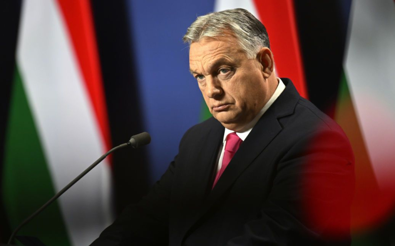 Orban sprach über die gemeinsame Grenze mit Russland: „Das ist eine Frage unserer nationalen Sicherheit““ /></p>
<p><strong>Der Politiker möchte einer so „freundlichen“ Frau offensichtlich nicht über den Weg laufen. RF</strong></p>
<p>Ein wichtiges Thema der nationalen Sicherheit für Ungarn ist das Fehlen einer gemeinsamen Grenze mit der Russischen Föderation. Tatsache ist, dass daran schlechte Erinnerungen bestehen.</p>
<p>Diese Meinung äußerte Premierminister Viktor Orban auf dem Visegrad-Vier-Gipfel, schreibt Telex.</p>
<p>Die Führer der Tschechischen Republik, Polen, Slowakei und Ungarn, insbesondere über den Krieg in der Ukraine. Zwar war die Atmosphäre aufgrund der Meinungsverschiedenheiten zu diesem Thema angespannt. Ja, alle vier Länder waren sich einig, dass der russische Angriff auf die Ukraine einen groben Verstoß gegen das Völkerrecht darstellt und unserem Staat geholfen werden sollte.</p>
<p>Gleichzeitig sagte Orban, dass weder die Ukraine noch Russland den Krieg gewinnen könnten . Laut Orban kann der Konflikt nur am Verhandlungstisch gelöst werden, der so schnell wie möglich beginnen muss, um mehr Leben zu retten.</p>
<p>Der ungarische Staatschef weigerte sich, über Kriegsverbrecher (insbesondere Putin) zu sprechen ), sagen sie, damit sei es nach dem Krieg besser zu verstehen.</p>
<p>Erinnern Sie sich daran, dass Orban sich weigerte, das Andenken an Nawalny zu ehren.</p>
<h4>Ähnliche Themen:</h4>
<p>Weitere Nachrichten</p>
<!-- relpost-thumb-wrapper --><div class=