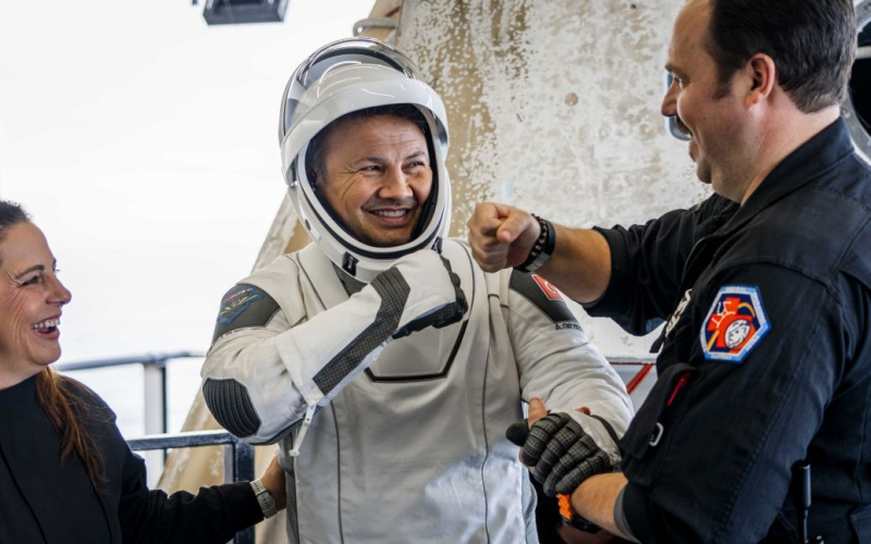 Der erste Türke , der den Weltraum erreichte, kehrte zur Erde zurück: Foto“ /></p>
<p><strong>Ein ehemaliger Kampfpilot und Kapitän der Turkish Airlines war der erste Mensch seines Landes, der ins All flog.</strong></p >
<p >Am Freitag, dem 9. Februar, kehrten Astronauten aus der Türkei, Italien und Schweden zur Erde zurück und absolvierten eine private 18-tägige Mission auf der Internationalen Raumstation.</p>
<p>Dies wurde von ABC News berichtet.</p>
<p>Das Trio wurde vom pensionierten NASA-Astronauten Michael Lopez-Alegria begleitet, der jetzt für Axiom Space arbeitet, das Houstoner Unternehmen, das den Charterflug organisiert hat. Die Besatzung kehrte in einer SpaceX-Kapsel zurück, die vor der Küste Floridas erfolgreich mit dem Fallschirm in den Atlantik absprang.</p>
<p>Die Türkei feierte letzten Monat den erfolgreichen Start einer Rakete mit Oberst Alper Gezeravi aus Cape Canaveral. Der ehemalige Kampfpilot und Kapitän von Turkish Airlines war der erste Mensch seines Landes, der ins All flog.</p>
<p>Er wurde von Oberst Walter Villaday, der zuvor an Bord der Raumsonde Virgin Galactic geflogen war, auf der Raumfahrt begleitet , und der Schwede Marcus Wandt, ein ehemaliger Kampfpilot, wurde von der Europäischen Weltraumorganisation als Reserveastronaut im Jahr 2022 ausgewählt.</p>
<p>Türkiye, Italien und Schweden finanzierten die Mission mit jeweils etwa 55 Millionen US-Dollar. Dies war Axioms dritte private Mission zur Raumstation, eine vierte ist später in diesem Jahr geplant.</p>
<p>Die Mission sollte ursprünglich zwei Wochen dauern, aber die Rückkehr zur Erde verzögerte sich aufgrund der Wetterbedingungen um mehrere Tage. </p>
<p>Die Besatzung führte an Bord der ISS 30 Experimente durch, insbesondere um die Auswirkungen der Schwerelosigkeit auf den menschlichen Körper besser zu verstehen. Die Astronauten interagierten auch mit Schulkindern und Beamten aus ihren Ländern.</p>
<h2><strong>Was über Axiom Space bekannt ist</strong></h2>
<p>Axiom Space wurde 2016 von Michael Suffredini, ehemaliger, gegründet Programmmanager NASA ISS und Unternehmer Kam Ghaffarian. Neben der Organisation privater Missionen zur ISS entwickelt das Unternehmen Anzüge für künftige NASA-Mondmissionen.</p>
<p>Axiom Space plant außerdem den Bau der ersten kommerziellen Raumstation, die zunächst an die ISS angeschlossen wird.< /p> </p>
<p>Erinnern Sie sich daran, dass eine ukrainische Frau, die jetzt in den Vereinigten Staaten von Amerika lebt, zum ersten Mal einen kommerziellen Flug ins All unternommen hat.</p>
<h4>Verwandte Themen:</h4>
<p>Weitere Nachrichten</p>
<!-- relpost-thumb-wrapper --><div class=