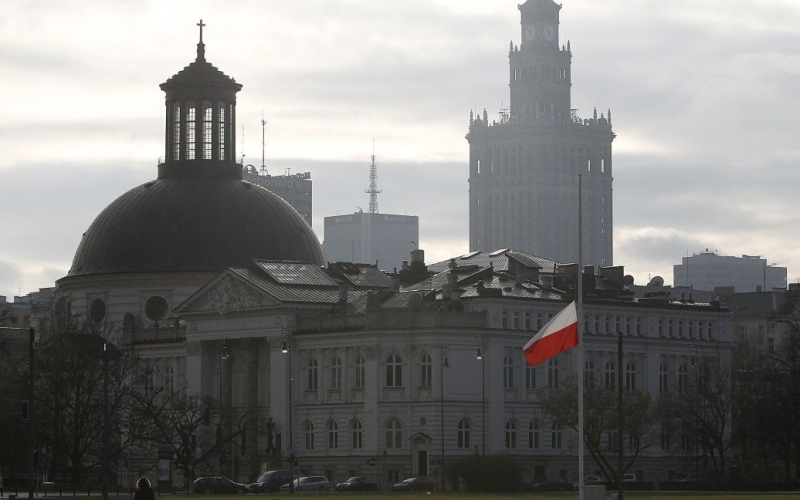 Fast Die Hälfte der Polen hält einen russischen Angriff auf Polen für wahrscheinlich. /></p>
<p><strong>Die Polen machen sich zunehmend Sorgen darüber, was an der Ostflanke der NATO passieren wird, wenn die russischen Besatzer in der Ukraine gewinnen.</strong>< /p>< p>Fast die Hälfte der Polen glaubt bis zu einem gewissen Grad, dass Russland noch weiter gehen und Polen angreifen könnte.</p>
<p>Dies belegen die Ergebnisse einer Umfrage von United Surveys für RMF FM und Dziennik Gazeta Prawna.</p>
<p >So glauben etwa 47 % der Befragten, dass ein russischer Angriff auf Polen möglich ist. Das sind 16 % mehr als bei einer ähnlichen Umfrage vom Mai 2023.</p>
<p>Davon sind 12 % davon überzeugt, dass ein solcher Angriff noch stattfinden wird. Mehr als 35 % halten einen Angriff für wahrscheinlicher als unwahrscheinlich.</p>
<p>Etwas mehr als 38 % der Befragten stimmen der These über eine mögliche Aggression der Putin-Truppen gegen Warschau nicht zu.</p>
<p>Vor diesem Hintergrund Während die Zahl der Unentschlossenen in den letztgenannten und letztjährigen Umfragen nahezu unverändert geblieben ist, ist es offensichtlich, dass die Polen die militärische Lage genau beobachten und sich pessimistischeren Stimmungen zuwenden, stellen Soziologen fest.</p>
<p>Erinnern Sie sich daran, dass fast 80 % der Ukrainer empfinden Polen als ein freundliches Land, allerdings ist diese Zahl im Vergleich zur Umfrage vor sechs Monaten deutlich zurückgegangen, insbesondere die Wahrnehmung Polens als „definitiv freundlich“.</p>
<h4>Verwandte Themen:</h4>
<p> Mehr Nachrichten</p>
<!-- relpost-thumb-wrapper --><div class=