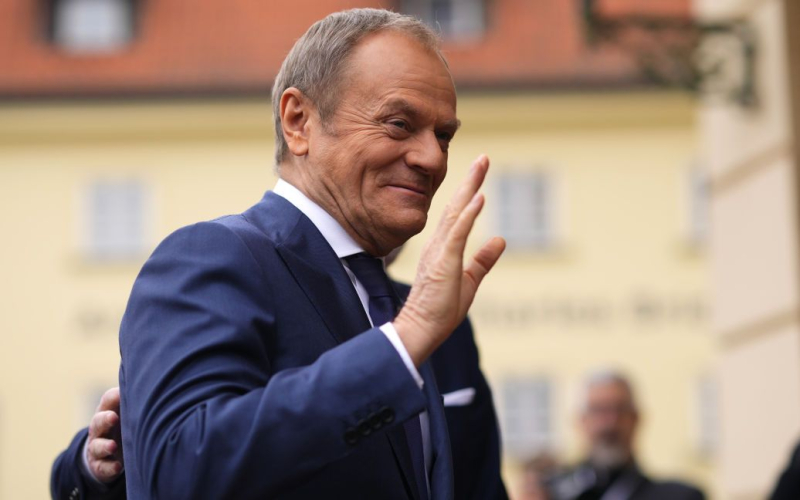 Polen kann ein Verbot verhängen Import von Agrarprodukten aus Russland – Tusk“ /></p>
<p><strong>Der polnische Ministerpräsident sagte, dass Agrarprodukte aus Russland und Weißrussland ebenfalls zu „Marktverzerrungen“ führen.</strong></p>
<p> < p>Der polnische Ministerpräsident Donald Tusk sagte, sein Land schließe die Einführung eines Einfuhrverbots für Agrarprodukte aus Russland nach dem Beispiel Lettlands nicht aus.</p>
<p>Seine Erklärung auf einer Pressekonferenz am Donnerstag in Warschau , 29. Februar, wird von The Guardian zitiert.</p>
<p>„Lettland hat beschlossen, ein Embargo auf die Einfuhr von [landwirtschaftlichen] Produkten aus Russland zu verhängen. Wir werden den Fall Lettlands prüfen, und das schließe ich nicht aus.“ „Polen wird eine entsprechende Initiative vorlegen“, sagte der polnische Ministerpräsident.</p>
<p>Die Ankündigung erfolgt inmitten von Protesten polnischer Landwirte gegen die EU-Umweltvorschriften und den ihrer Meinung nach „unlauteren Wettbewerb aus der Ukraine“ nach deren Abschaffung Einführung europäischer Zölle auf Einfuhren ukrainischer Produkte nach einer umfassenden russischen Invasion im Jahr 2022.</p>
<p>Der polnische Premierminister sagte, dass auch Agrarprodukte aus Russland und Weißrussland eine „Marktverzerrung“ mit sich bringen.</p>
<p >Tusk fügte außerdem hinzu, dass die EU „sich ernsthaft auf eine bessere Regulierung konzentrieren sollte, wenn es um den Import von Getreide und Nahrungsmitteln aus dem Osten geht.“</p>
<p>Später am Donnerstag wird Donald Tusk mit den Führern Polens zusammentreffen Bauern.</p>
<p>Erinnern Sie sich daran, dass sie in Polen versprechen, jene Bürger zu finden, die ukrainisches Getreide aus Zügen nahe der Grenze verstreut haben. In Warschau werden solche Aktionen als „inakzeptabel“ bezeichnet.</p>
<h4>Verwandte Themen:</h4>
<p>Weitere Nachrichten</p>
<!-- relpost-thumb-wrapper --><div class=