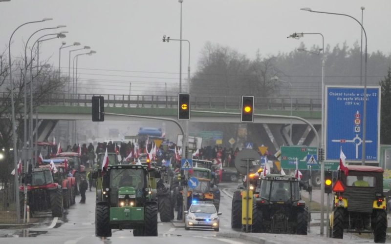 Polnische Landwirte beabsichtigen Blockiere auch die Grenze zu Deutschland“ /></p>
<p><strong>Polnische Bauern können ihren Protest ausweiten und die Grenze zu Deutschland blockieren.</strong></p>
<p>Polnische Bauern nach dem Wochenende 24 – 25. Februar wollen sie den Protest an der deutschen Grenze wieder aufnehmen. Sie planen, den Verkehr am Kontrollpunkt komplett zu blockieren und rund um die Uhr zu streiken.</p>
<p>Dies berichtet RMF24.</p>
<p>Es wird darauf hingewiesen, dass der LKW-Verkehr umgeleitet wird. Allerdings können sich die Pläne der Landwirte noch ändern.</p>
<p>Unternehmer wiederum sprachen sich gegen eine Sperrung der Strecken aus. Die Petition an den Bürgermeister der Grenzstadt Slubice wurde von Eigentümern von Transportunternehmen, Tankstellen, Autowerkstätten, Autowaschanlagen, Lagerhallen sowie Händlern geschickt.</p>
<p>Wie sie schreiben, „die Die Natur des geplanten Protests und seine Form, die darauf abzielt, den freien Verkehr von Fahrzeugen auf öffentlichen Straßen zu verhindern, lähmt und behindert die freie Ausübung unserer Aktivitäten (…), was zur Unfähigkeit führt, Aktivitäten durchzuführen und vertragliche Verpflichtungen zu erfüllen, was wiederum zu erheblichen Verlusten führt (Bußgelder, Gebühren für Ausfallzeiten und Auslagen, u.a. Leasing, Mietkosten, entgangener Gewinn)“. </p>
<p>Internationale Transportunternehmen drohen Landwirten auch mit Schadensersatzklagen.</p>
<p>Erinnern Sie sich daran, dass ukrainische Landwirte von russischen Besatzern zerstörte landwirtschaftliche Geräte an die Grenze zu Polen gebracht haben, um den polnischen Demonstranten die Realität zu demonstrieren Arbeit im Agrarsektor der Ukraine während des Krieges.</p>
<h4>Verwandte Themen:</h4>
<p>Weitere Nachrichten</p>
<!-- relpost-thumb-wrapper --><div class=