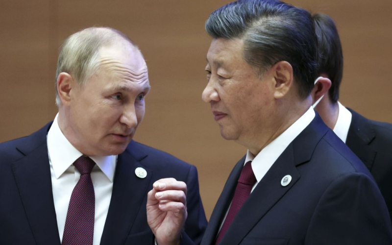 Putin rief Xi Jinping an: worüber sie gesprochen haben“ /></p>
<p><strong>Der offizielle Anlass des Gesprächs war die Begrüßung des russischen Präsidenten zum Beginn des chinesischen Neujahrs.</strong></p>
<p> Am Donnerstag, dem 8. Februar, fand ein Telefongespräch zwischen dem Präsidenten der Russischen Föderation, Wladimir Putin, und dem chinesischen kommunistischen Führer Xi Jinping statt, in dem sie die Notwendigkeit besprachen, beide Länder vor „ausländischer Einmischung“ zu schützen.</p>
<p>Dies berichtet der staatliche chinesische Fernsehsender CCTV.</p>
<p> Xi Jinping betonte, dass Russland und China die strategische Zusammenarbeit intensivieren sowie „die Souveränität, Sicherheit und Entwicklungsinteressen ihrer Länder schützen und sich der Einmischung entschieden widersetzen müssen.“ Putin wiederum versicherte, dass Russland fest am Prinzip „Ein China“ festhalte und „jedes gefährliche Verhalten ablehne, das China in der Taiwan-Frage provoziert“.</p >
<p>Im Bericht des Kremls über das Telefongespräch hieß es, dass die Führer Russlands und Chinas die „Politik der Einmischung“ der USA in die inneren Angelegenheiten anderer Länder verurteilten und Washington beschuldigten, versucht zu haben, Russland und China einzudämmen.</p>
<p >Offiziell stand das Telefongespräch zwischen der chinesischen und der russischen Führung im Zusammenhang mit der Begrüßung Putins anlässlich des Jahres des Drachen in China, das am Samstag, dem 10. Februar, gefeiert wird. </p>
<p>Erinnern Sie sich daran Medien berichteten, dass China die Ukraine vor negativen Folgen für die bilateralen Beziehungen aufgrund der Aufnahme chinesischer Unternehmen in die Liste der internationalen Kriegssponsoren gewarnt habe.</p>
<h4>Ähnliche Themen:</h4>
<p>Weitere Nachrichten</p>
<!-- relpost-thumb-wrapper --><div class=