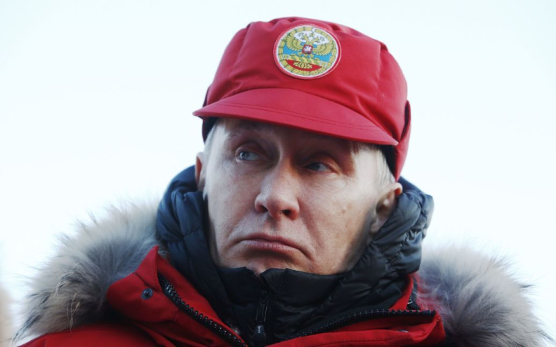 Putin versucht, fünf Regionen zu erobern: Analysten erklärten die Absichten des Diktators strong>Wladimir Putin</strong> Am 26. Februar unterzeichnete er zwei Dekrete. Einer von ihnen zufolge sollte der besetzte Teil der Ukraine zum Südlichen Militärbezirk (SMD) gehören.</p>
<p>Dies wird vom Institut für Kriegsforschung gemeldet.</p>
<p>Das sind wir Dabei geht es nicht nur um die besetzten Gebiete, sondern um die gesamten Gebiete Cherson, Saporoschje sowie die Regionen Donezk und Luhansk und die Krim, die seit 2014 zum südlichen Militärbezirk gehört.</p>
<p>„Die Einbeziehung von Sowohl die besetzten als auch die unbesetzten Gebiete der Ukraine sind ein weiterer Beweis dafür, dass Russland maximale Ziele in der Ukraine verfolgt und die vollständige Eroberung von fünf ukrainischen Regionen anstrebt“, sagen Experten.</p>
<p>Analysten betonen, dass auf diese Weise die russische militärisch-politische Führung verfolgt zwei Ziele gleichzeitig. Übernehmen Sie kurz- und mittelfristig die Kontrolle über die russischen Operationen in der Ukraine und bereiten Sie sich langfristig auf einen möglichen umfassenden Krieg gegen die NATO vor.</p>
<p>Erinnern Sie sich daran, wie die Financial Times schrieb: <strong >Putins angekündigte Annexion ukrainischer Gebiete</strong>, in denen vor dem Krieg etwa 8,6 Millionen Menschen lebten, könnte ein Versuch sein, das demografische Potenzial Russlands zu erhöhen. Ein Teil dieser Strategie ist insbesondere die Entführung und Indoktrination Tausender ukrainischer Kinder.</p>
<p>Darüber hinaus gewinnt in der Russischen Föderation eine halbreligiöse Kampagne zur Einschränkung der Abtreibung an Dynamik.</p>
<h4 >Verwandte Themen:</h4>
<p>Weitere Neuigkeiten</p>
<!-- relpost-thumb-wrapper --><div class=