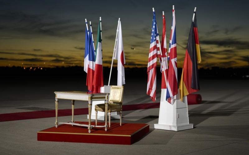 Länder Die G7 haben eine Erklärung zum zweiten Jahrestag der russischen Invasion veröffentlicht. /></p>
<p><strong>Der Präsident des Europäischen Rates Charles Michel antwortete auf die Erklärung der G7-Länder.</strong></p>
<p>Die G7-Staaten veröffentlichten eine gemeinsame Erklärung zum zweiten Jahrestag des Beginns der umfassenden Invasion Russlands in der <strong>Ukraine</strong>, in der bestätigt wurde, dass russische Vermögenswerte bis zum Ende des Krieges eingefroren werden.< /p></p>
<p>Der entsprechende Text wurde<strong>veröffentlicht</strong> >auf der Website des Europäischen Rates.</p>
<p>„Wir bestätigen, dass gemäß unseren Rechtssystemen die souveränen Vermögenswerte Russlands in unseren Gerichtsbarkeiten immobil bleiben, bis Russland für den Schaden aufkommt, den es der Ukraine zugefügt hat“, heißt es in der Erklärung.< /p> </p>
<p>Das Dokument besagt auch fälschlicherweise, dass Russland entscheidet, ob und wann es den der Ukraine zugefügten Schaden ersetzt.</p>
<p>Darüber hinaus begrüßten die Unterzeichner die Entscheidung der Europäischen Union, die einen Mechanismus zur Speicherung überschüssiger Gewinne aus Einkünften aus russischen Vermögenswerten eingeführt hat, und forderten „weitere Schritte, um deren Verwendung im Einklang mit bestehenden vertraglichen Verpflichtungen und der geltenden Gesetzgebung zu ermöglichen“.</p>
<p>Der Präsident des Europäischen Rates, Charles Michel, reagierte wiederum auf die G7-Erklärung, indem er der Ukraine ihre unerschütterliche Unterstützung zusicherte.</p>
<p>„Vor zwei Jahren brachte der Kreml den Krieg zurück nach Europa. Die russische Aggression ist eine existenzielle Bedrohung.“ „Der Widerstand der Ukraine – zusammen mit der Einigkeit der Gruppe der Sieben – zeigt, dass der Kreml den Krieg nicht gewinnen kann. Unsere Entschlossenheit, die Ukraine zu unterstützen, wird nicht wanken“, schrieb Michel. .</p>
<p>Wir erinnern uns daran, dass zuvor berichtet wurde, dass <strong>zum ersten Mal in der Geschichte die Vereinigten Staaten beschlagnahmte Vermögenswerte der Russischen Föderation nach Estland überwiesen haben, um der Ukraine zu helfen</strong>.</p>
<p>Darüber hinaus haben wir zuvor darüber informiert, dass <strong>EU-Länder nach der Beschlagnahmung ihrer Vermögenswerte russische Vergeltungsmaßnahmen und Cyberangriffe befürchten</strong>.</p>
<h4>Verwandte Themen:</h4>
<p>Weitere Nachrichten</p>
<!-- relpost-thumb-wrapper --><div class=
