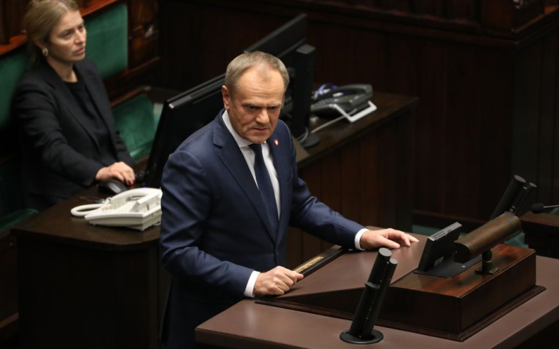 Tusk rief Europa dazu auf die militärische Produktion sofort steigern“ /></p>
<p><strong>Europa muss nicht nur eine wirtschaftliche, wissenschaftliche und zivilisatorische Kraft sein, sondern auch eine entsprechende Militärmacht.</strong></p>
<p><strong >Polen</strong>, Frankreich und Deutschland, die Teil des Weimarer Dreiecks sind, müssen dem russischen Diktator Putin ein klares Signal geben, dass die europäische Unterstützung für die Ukraine nicht aufhören wird.</p>
<p>Dies erklärte der polnische Ministerpräsident Minister Donald Tusk, berichtet<strong >Ukrinform</strong>.</p>
<p>Die drei Hauptstädte (Warschau, Paris, Berlin) müssen ein klares Zeichen setzen, dass Europa in der Ukraine-Frage nicht nachgeben wird, Putin muss sehen und wird sehen, dass es nichts Besseres geben wird als Müdigkeit durch die Ukraine. Wir werden die Ukraine nicht verlassen und hier kann das Weimarer Dreieck eine führende Rolle spielen“, betonte der polnische Ministerpräsident.</p>
<p>Pusk wies darauf hin, dass Polen und Deutschland als die Länder, die heute am meisten an der Sicherheit der Ukraine beteiligt sind, „eine gemeinsame Verantwortung für die Fortsetzung dieser Politik und für die Mobilisierung der gesamten EU zur Verbesserung der Verteidigungsfähigkeiten der EU übernehmen müssen.“</p>
<p>In Darüber hinaus sagte der polnische Ministerpräsident, dass Europa die Luftverteidigungsfähigkeiten und die Munitionsproduktion sofort erhöhen und nicht mehrere Jahre warten sollte. Er betonte, dass dies nicht nur zur Unterstützung der Ukraine notwendig sei, sondern auch für die angemessenen Fähigkeiten der Europäischen Union selbst.</p>
<p>Puzk erklärte, dass Europa nicht nur eine wirtschaftliche, wissenschaftliche und zivilisatorische Kraft sein müsse, sondern auch eine entsprechende militärische Macht.< /p> </p>
<p>„Wir wollten keine Konfrontation, aber die EU hat eine Wirtschaft, die achtmal größer ist als die Russlands und sechsmal so viel Bevölkerung. Es gibt keinen Grund, militärisch so schwächer als Russland zu sein.“ betonte der Politiker.< /p> </p>
<p>Wir erinnern uns, dass zuvor berichtet wurde, dass <strong>Tusk erklärte, wozu die Blockade der Grenze zur Ukraine führen könnte.</p>
<p>Außerdem haben wir darüber bereits früher berichtet Der deutsche Bundeskanzler Olaf Scholz sagte, dass <strong>Europa von der Herstellung zur Massenproduktion von Waffen übergehen muss</strong>.</p>
<h4>Verwandte Themen:</h4>
<p>Weitere Nachrichten</p>
<!-- relpost-thumb-wrapper --><div class=