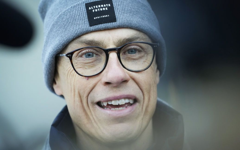 In Finnland hat einen neuen Präsidenten gewählt: Alexander Stubb. /></p>
<p><strong>Der Unterschied zwischen dem Wahlsieger und seinem Konkurrenten betrug weniger als 99.000 Stimmen.</strong></p>
<p> Am Sonntag, 11. Februar, gewann der ehemalige Premierminister Alexander Stubb die Präsidentschaftswahl in Finnland. Im zweiten Wahlgang schlug er den ehemaligen Außenminister Pekka Haavisto in Bezug auf die Anzahl der erhaltenen Stimmen.</p>
<p>Dies berichtet die finnische Publikation Yle.</p>
<p>Im zweiten Wahlgang erhielt Stubb 51,6 Prozent der Stimmen und Haavisto 48,4 Prozent. Der Unterschied zwischen dem Wahlsieger und seinem Konkurrenten betrug weniger als 99.000 Stimmen.</p>
<p>Haavisto hat seinem Rivalen bereits zu seinem Sieg gratuliert und ihn als 13. Präsidenten anerkannt.</p>
<p>Alexander Stubb wird es tun Amtsantritt am 1. März. </p>
<p>Das für eine Amtszeit von sechs Jahren gewählte Staatsoberhaupt verfügt über begrenzte Befugnisse im Vergleich zu denen des Premierministers und leitet die Außenpolitik des Landes in enger Zusammenarbeit mit der Regierung.</p>
<p>Er ist auch der Oberbefehlshaber von die bewaffneten Streitkräfte. Diese wichtige Rolle ist angesichts der geopolitischen Ereignisse in Europa, insbesondere des Beitritts Finnlands, das eine 1.340 Kilometer lange Grenze zu Russland hat, in die NATO noch wichtiger geworden.</p>
<h2><strong>Was Alexander Stubb versprochen hat </strong>< /h2> </p>
<p>Der 55-jährige Alexander Stubb versprach seinen Landsleuten in seinem Wahlprogramm, dass er sich für ein sicheres, offenes Finnland mit internationalen Verbindungen einsetzen, seine Interessen in den Vordergrund stellen und auch für einen einigenden Staat sorgen werde Faktor für das Land.</p>
<p> < p>Der neu gewählte Präsident erklärte, dass er die Ukraine unterstütze, lehnte die Möglichkeit einer Gebietsabtretung im Austausch für Frieden mit Russland ab und versprach, die Bewegung unseres Landes in die EU zu unterstützen.</p>
<p>Wir erinnern uns daran, dass am 28. Januar bei der Abstimmung zu den Präsidentschaftswahlen in Finnland kein einziger Kandidat eine überwältigende Mehrheit der Stimmen erhalten hat. Gleichzeitig belegte Stubb im ersten Wahlgang den ersten Platz.</p>
<h4>Verwandte Themen:</h4>
<p>Weitere Neuigkeiten</p>
<!-- relpost-thumb-wrapper --><div class=