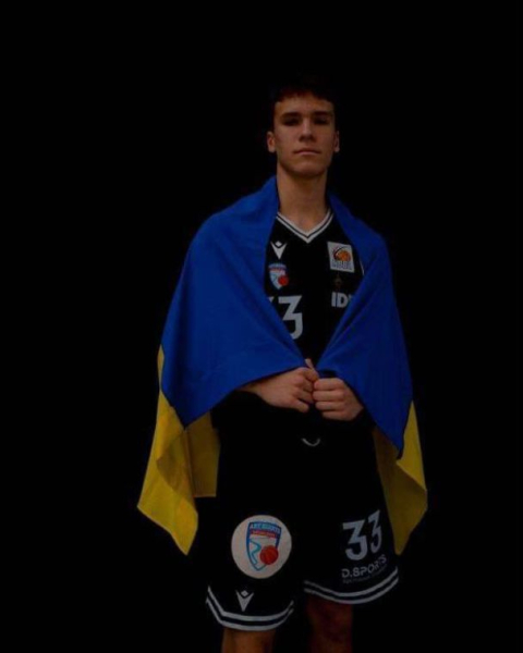 In Deutschland hat einen ukrainischen Basketballspieler wegen seiner Nationalität brutal getötet“ /></p>
<p>In sozialen Netzwerken schreiben sie, dass der Angriff von einer Menschenmenge arabischer Herkunft verübt wurde.</p>
<p>„In Deutschland „Araber mit zwei Spielern der ukrainischen U-19-Basketballmannschaft wurden mit Messern angegriffen. Einer der Spieler starb, der andere liegt auf der Intensivstation“, heißt es in dem Bericht.</p>
<p><img decoding=