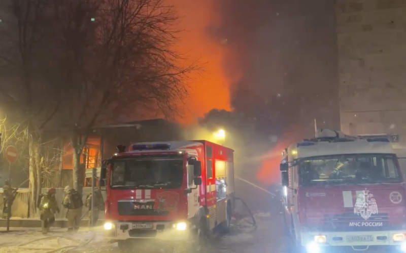 B Moskau – ein Großbrand auf dem Gelände der Iswestija-Halle (Video)“ /></p>
<p><strong>Im Innenhof des Gebäudes stürzte eine Metallkuppel ein. Das Feuer breitete sich auf eine benachbarte Bar und einen Nachtclub aus.</strong></p>
<p>In Moskau brach in der Nacht des 15. Februar ein Großbrand im Innenhof des Konzertsaals Iswestija-Halle aus. Das Feuer breitete sich auf eine nahe gelegene Bar und einen Nachtclub aus.</p>
<p>Russische Medien und Telegrammkanäle berichten darüber.</p>
<p>Gegen 05:00 Uhr wurden auf dem Puschkinskaja-Platz in Moskau drei ungenutzte Gebäude in einem Innenhof erfasst Brand auf dem Gelände des Gebäudekomplexes Iswestija-Halle. Die Brandfläche erreichte 1500 Quadratmeter. m.</p>
<p>Darüber hinaus breitete sich laut russischen sozialen Netzwerken <strong>das Feuer auf die Bar Residence und den Nachtclub Lookin Rooms aus.</strong> Einige Mitarbeiter wurden evakuiert, eine Person konnte jedoch nicht gefunden werden.</p>
<p >Nothelfer berichteten, dass im Innenhof des Iswestija-Gebäudes <strong>eine Metallkuppel eingestürzt ist.</strong> Es handelt sich um eine Metallkonstruktion neben dem Gebäude.</p>
<p>„Möglicherweise befindet sich dort Gas.“ „Es gibt dort Flaschen“, bemerkte die Quelle unter den Rettungskräften.</p>
<p>Die Medien behaupten, dass sich das Feuer dank des Einsatzes der Feuerwehrleute nicht auf das Gebäude der Iswestija-Halle selbst ausgeweitet habe. An den Löscharbeiten waren mehr als 120 Personen und 35 Geräte beteiligt.</p>
<p>Mehrere Feuerwehren sind vor Ort. Dem Brand wurde die dritte von fünf Komplexitätsstufen zugeordnet. Der Verkehr im Zentrum von Moskau ist begrenzt. <strong>Es gab keine Berichte über Opfer.</strong></p>
<p>Später berichteten die Einsatzkräfte, dass das offene Feuer im Hof ​​des Gebäudes der Iswestija-Halle gelöscht worden sei.</p>
<h2>Was? Über die Iswestija-Gebäudehalle ist bekannt”</h2>
<p>Das historische Gebäude des Komplexes wurde in den Jahren 1926-1927 erbaut. Der Komplex beherbergte eine Druckerei und die Redaktion der Zeitung Iswestija. Die Moskauer Ausgabe der Publikation wurde bis Anfang der 1990er Jahre gedruckt und die Redaktion befand sich dort bis 2011.</p>
<p>Denken Sie daran, dass es in der Nacht des 13. Februar in Moskau in der Gegend von Moskau zu einem Brand kam die Ölraffinerie Gazpromneft. Augenzeugen filmten ein Leuchten, das den gesamten Himmel erleuchtete.</p>
<p><u><strong>Lesen Sie auch:</strong></u></p>
<h4>Ähnliche Themen:</h4>
<p>Mehr Nachricht</p>
<!-- relpost-thumb-wrapper --><div class=