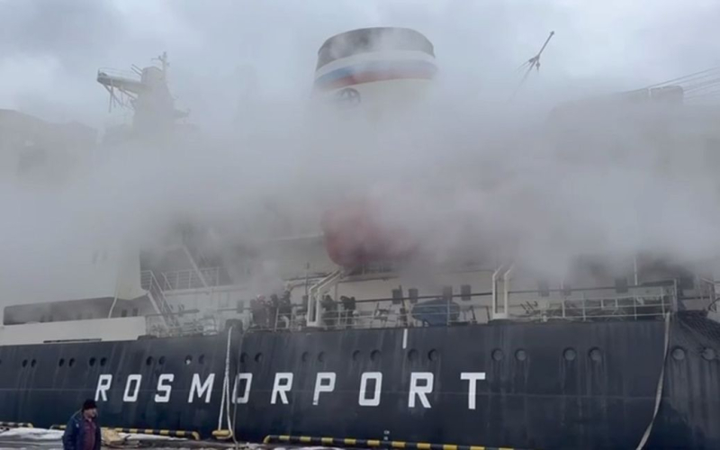 B Der Eisbrecher „Ermak“ fing im Hafen von St. Petersburg Feuer: Was geschah (Video)“ /></p>
<p><strong>Russische Propagandisten sagen, die Ursache des Feuers seien Schweißarbeiten am Schiff gewesen.</strong></p>
<p>Am Donnerstag, 29. Februar, fing der dieselelektrische Eisbrecher Ermak im Seehafen von St. Petersburg Feuer. An der Löschung des Feuers waren 46 Feuerwehrleute und 2 Ausrüstungsgegenstände beteiligt.</p>
<p>Russische Telegram-Kanäle berichten dies unter Berufung auf die örtliche Abteilung des Ministeriums für Notsituationen der Russischen Föderation.</p>
<p> Nach Angaben des russischen Ministeriums für Notsituationen soll ein Feuer auf dem ersten Deck des Bauschutts ausgebrochen sein. Es wird vermutet, dass Schweißarbeiten die Ursache des Brandes waren. Auf dem zweiten Deck bemerkten wir zwischen den Trümmern Gasschweißflaschen, die das Feuer noch nicht erreicht hatte.</p>
<p>Die Besatzungsmitglieder versuchten, das Feuer selbst zu löschen, aber ohne Erfolg – ​​sie mussten es tun Rufen Sie Retter und fliehen Sie selbst vor dem Eisbrecher. Neun Menschen verließen das Schiff vor dem Eintreffen des Ministeriums für Notsituationen. Es gibt noch keine Verletzten.</p>
<p>Es wird berichtet, dass Feuerwehrleute aufgrund der ungünstigen Anordnung des Schiffes Schwierigkeiten haben, das Feuer zu bekämpfen.</p>
<p>Dieser Eisbrecher wurde außer Dienst gestellt und wartet auf ihn Entsorgung – Eine Ausschreibung für diese Arbeiten wurde Anfang 2023 des Jahres bekannt gegeben. Die Gesamtkosten des Vertrags, zu denen auch der Transport zur Demontagestelle gehört, belaufen sich auf 155 Millionen Rubel (1,2 Millionen US-Dollar). Es gibt jedoch noch keine Menschen, die bereit sind, den Vertrag zu erfüllen. Die letztes Jahr durchgeführte Ausschreibung ist der zweite Versuch, einen Auftragnehmer zu finden.</p>
<p>Ermak war der weltweit erste arktische Eisbrecher, der 1974 in Finnland gebaut wurde. Das Gewicht des Schiffes beträgt 12,8 Tausend Tonnen, die Länge beträgt 127,8 m, die Breite beträgt 25,97 m und die Seitenhöhe beträgt 16,7 m.</p>
<p>Erinnern Sie sich daran, dass am 18. Januar Treffer auf die Ziele der Eindringlinge registriert wurden Region Leningrad RF. Der Drohnenangriff auf das Öldepot war eine Sonderoperation der Hauptnachrichtendirektion des Verteidigungsministeriums.</p>
<h4>Ähnliche Themen:</h4>
<p>Weitere Nachrichten</p>
<!-- relpost-thumb-wrapper --><div class=