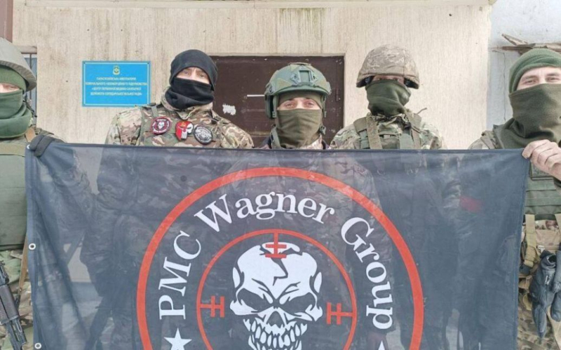 B Die Russische Föderation baut einen neuen Stützpunkt für die „Wagneriten“ – den britischen Geheimdienst“ /></p>
<p><strong>Auf dem neuen Stützpunkt des PMC „Wagner“ Außerdem wird ein neues Freiwilligenkorps der Russischen Garde stationiert.</strong></p>
<p>Im Süden Russlands entsteht ein neuer Stützpunkt für die Söldner des <strong>PMC Wagner</strong> . Die neue Basis wird auch ein neues Freiwilligenkorps der Russischen Garde beherbergen, was indirekt die Unterordnung der Gruppe unter die Russische Garde bestätigt.</p>
<p>Dies heißt es im Tagesbericht des britischen Verteidigungsministeriums.</p>
<p>Der neue Feldkommandant der „Wagner“-Gruppe „Anton“ Lotus“ Elizarov veröffentlichte sein erstes Video-Statement nach dem Tod des Anführers der Wagner-PMC Evgeny Prigozhin und des ehemaligen Feldkommandanten Dmitry „Wagner“ Utkin in a Flugzeugabsturz im August 2023.</p>
<p>In seinem Video sprach Elizarov ausführlich über den Standort des neuen Hauptquartiers „Wagner“ in den Kosakenlagern in der Region Rostow im Süden Russlands, neben den Kasernen der 150. russische motorisierte Schützendivision.</p>
<p>Nach Angaben des britischen Geheimdienstes bereitet die russische Garde angeblich eine neue Formation des Freiwilligenkorps aus erfahrenen Wagner-Söldnern vor, um die militärischen Bemühungen Russlands in der Ukraine und die Ausweitung des russischen Einflusses in Afrika zu stärken .</p>
<p>„Der russische Staat hat höchstwahrscheinlich den Bau einer neuen Wagner-Basis genehmigt und ist sich darüber im Klaren, dass er durch die Unterstellung Wagners unter die russische Garde jegliche potenzielle Bedrohung beseitigen würde, die „Wagner“ für die Sicherheit darstellen könnte des russischen Regimes“, heißt es in dem Bericht.</p>
<p>Wir möchten Sie daran erinnern, dass<strong>der britische Geheimdienst erklärt hat, warum Tausende von „Wagneriten“ in Weißrussland bleiben.</strong></p>
<h4 >Verwandte Themen:</h4>
<p>Weitere Neuigkeiten</p>
<!-- relpost-thumb-wrapper --><div class=