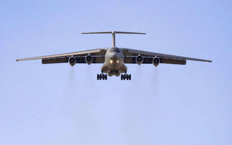 B Beim Abschuss des russischen A-50-Flugzeugs kam die gesamte Besatzung ums Leben.“ /></p>
<p><strong>An Bord befanden sich 10 Personen.</strong></p>
<p>Im russischen Flugzeug am 23. Februar abgeschossen</strong> starke> Langstreckenradar-Erkennung A-50U hatte eine Besatzung von 10 Russen – alle starben.</p>
<p>Dies berichtete die Ukrajinska Prawda unter Berufung auf eigene Quellen.< /p> </p>
<p>Der Quelle zufolge starben alle zehn Russen im Flugzeug. Unter ihnen sind fünf Majore, drei Kapitäne, ein Oberbefehlshaber und ein Leutnant.</p>
<p>Es ist bekannt, dass die militärische Transportluftfahrt über sieben Langstreckenradar-Erkennungsflugzeuge verfügt. Am Boden gab es keine Opfer des Flugzeugabsturzes.</p>
<p>Wir erinnern Sie daran, dass der Kommandeur der Luftwaffe der Streitkräfte der Ukraine, Nikolai Oleshchuk, den <strong>Abschuss eines einzigartigen russischen Flugzeugs</strong> gemeldet hat Radarerkennung A-50U über dem Asowschen Meer.</p >
<p>Die Hauptnachrichtendirektion bestätigte auch Informationen über den Abschuss des A-50U-Flugzeugs. Nach Angaben des ukrainischen Geheimdienstes wurde eine neue, modernisierte Version des Flugzeugs abgeschossen; die Kosten beliefen sich auf 350 Millionen US-Dollar.</p>
<p>„In der Nähe der Stadt wurde ein starker Rückgang der Geschwindigkeit und Höhe des abgestürzten A-50U-Flugzeugs registriert.“ von Jeisk“, stellte die Abteilung fest.</p >
<p>Die Medien schreiben, dass <strong>die ukrainischen Streitkräfte das Luftverteidigungssystem S-200 eingesetzt haben</strong>, um das Flugzeug zu treffen. Nach dem Plan sowjetischer Ingenieure sollten die S-200-Komplexe amerikanische strategische Bomber – Träger von Atomwaffen – abschießen, während andere Ziele – weniger auffällig und tief fliegend – bereits schwieriger zu treffen waren abschießen.</p>
<h4>Ähnliche Themen:</h4>
<p>Weitere Neuigkeiten</p>
<!-- relpost-thumb-wrapper --><div class=