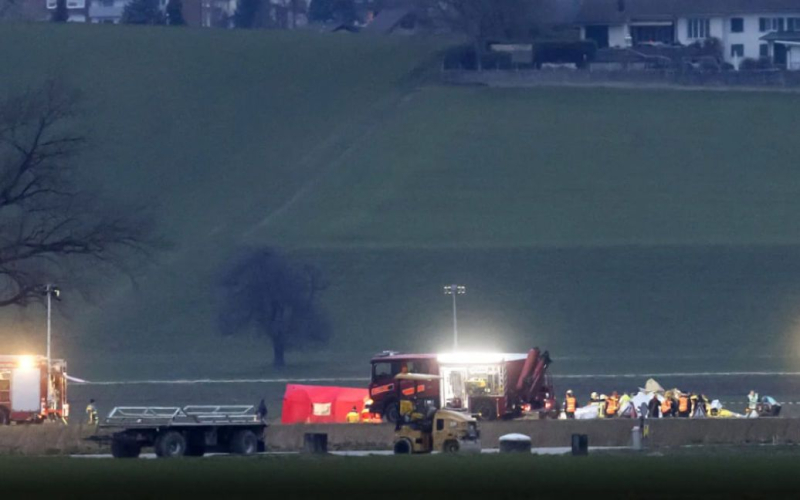 Absturz in der Schweiz Flugzeug mit Fallschirmspringern: Es gibt einen Toten“ /></p>
<p><strong>Nach Angaben eines Augenzeugen fiel das Flugzeug senkrecht zu Boden.</strong></p>
<p>Am Sonntagnachmittag nahe Auf dem Flugplatz Grenchen (Schweiz) stürzte ein Flugzeug mit Fallschirmspringern ab. Der Pilot starb, und elf Passagieren gelang es, mit Fallschirmen erfolgreich auf dem Boden zu landen.</p>
<p>Darüber schreibt der Spiegel.</p>
<p>Nach Angaben der Nachrichtenagentur Keystone-SDA war das Flugzeug der Skydive Der Fallschirmspringerclub Grenchen erlitt einen Unfall. Mehrere Patrouillen der Kantonspolizei Solothurn, der Feuerwehr Grenchen, der Eidgenössischen Sicherheitsuntersuchungsstelle (Sust) und der Bundeskriminalpolizei waren vor Ort. Während die Unfallursachen ermittelt werden.</p>
<blockquote class=