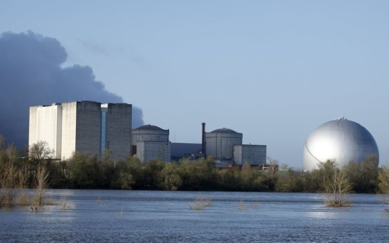 Vo In einem Kernkraftwerk in Frankreich gab es einen Brand: Zwei Reaktoren wurden abgeschaltet. /></p>
<p><strong>Der französische Dienst für nukleare Sicherheit teilte mit, dass der Brand zu einem Stromausfall im Kraftwerk geführt habe.< /strong></p>
<p>Nach dem Ausbruch eines Brandes im nichtnuklearen Bereich des <strong>Kernkraftwerks</strong> in Chinon hat der Kernenergiebetreiber EDF zwei Reaktoren abgeschaltet.</p>
<p >Dies berichtet <strong>Reuters</strong>.</p>
<p>„Die Produktionseinheit Nr. 3 im Kernkraftwerk Chinon wurde gemäß den Sicherheits- und Schutzsystemen des Reaktors automatisch abgeschaltet“, sagte EDF sagte in einer Erklärung und fügte hinzu, dass es auch den mit Reaktor Nr. 3 verbundenen Reaktor Nr. 4 abgeschaltet habe.</p>
<p>Der französische Nuklearsicherheitsdienst wiederum sagte, dass der Brand zu einem Stromausfall geführt habe die Station, so dass die Reaktoren automatisch gestoppt wurden.</p>
<p>Es wird auch angenommen, dass das Feuer gelöscht wurde.</p>
<p>Wir erinnern uns, dass zuvor berichtet wurde, dass <strong>ein Netzwerk von Mini- Kernkraftwerke können in der Ukraine gebaut werden</strong>.</p>
<p>Darüber hinaus haben wir zuvor darüber informiert, dass <strong>mehrere Explosionen in der Nähe des Kernkraftwerks Chmelnizki zu hören waren</strong>.</p>
<p> < h4>Verwandte Themen:</h4>
<p>Weitere Neuigkeiten</p>
<!-- relpost-thumb-wrapper --><div class=